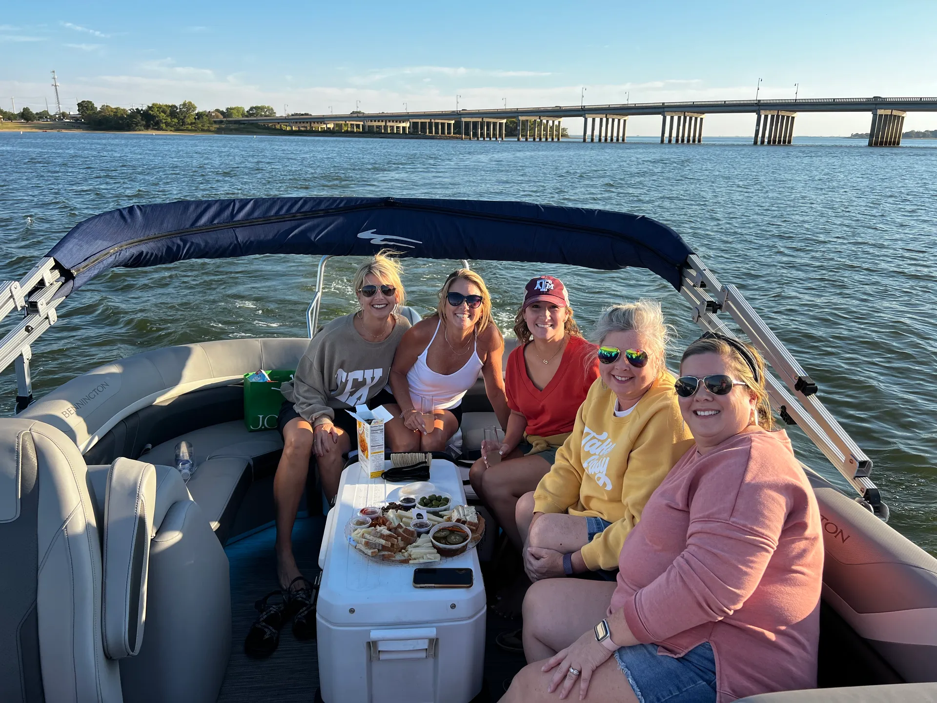 The Sunshine is waiting for you! Luxury 22' Bennington Tritoon