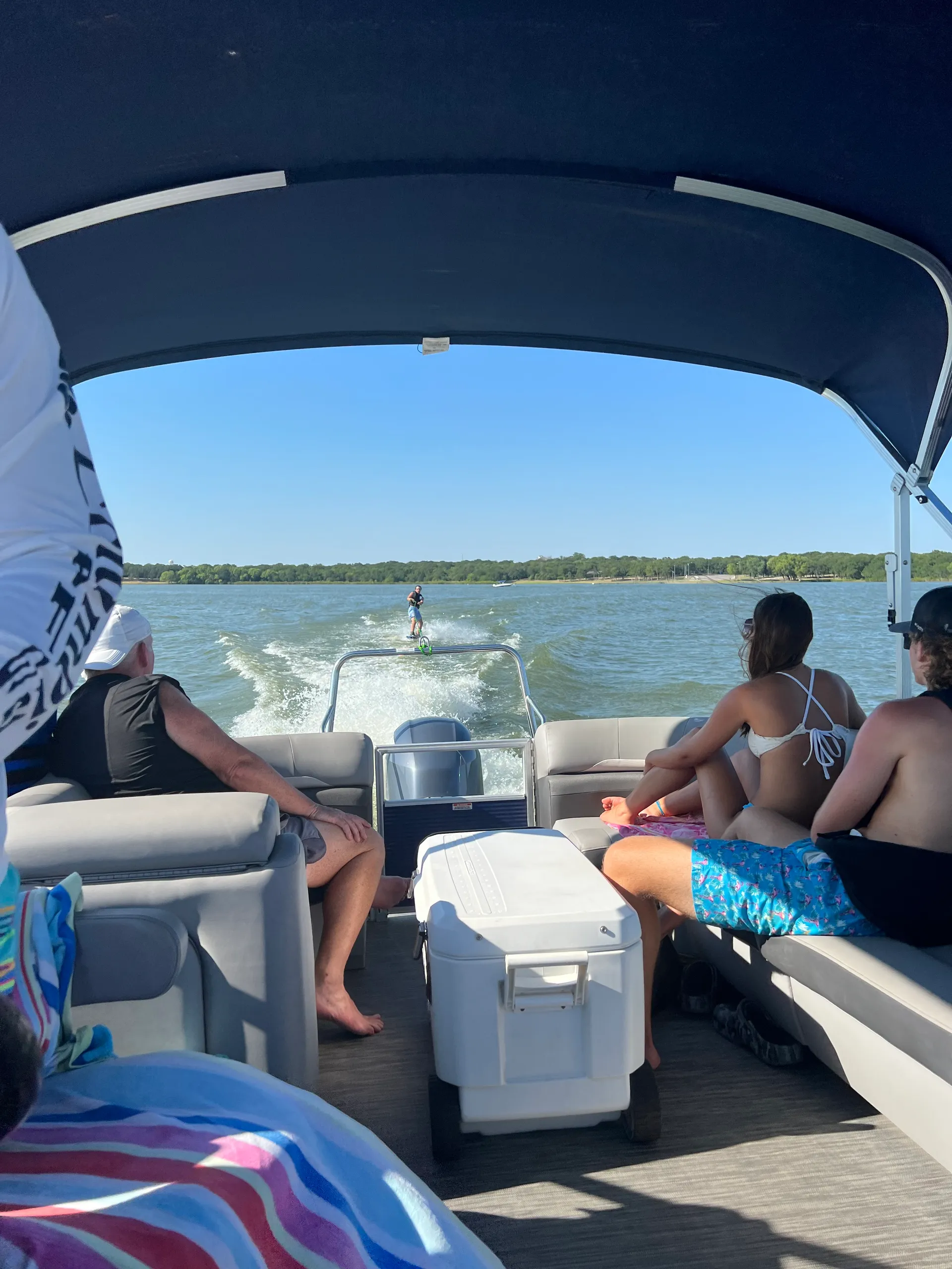 The Sunshine is waiting for you! Luxury 22' Bennington Tritoon