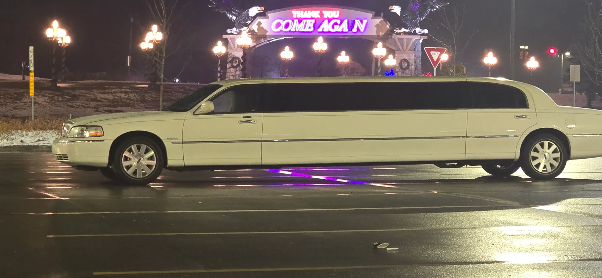 Yachts of Fun Motoryacht in the Sun