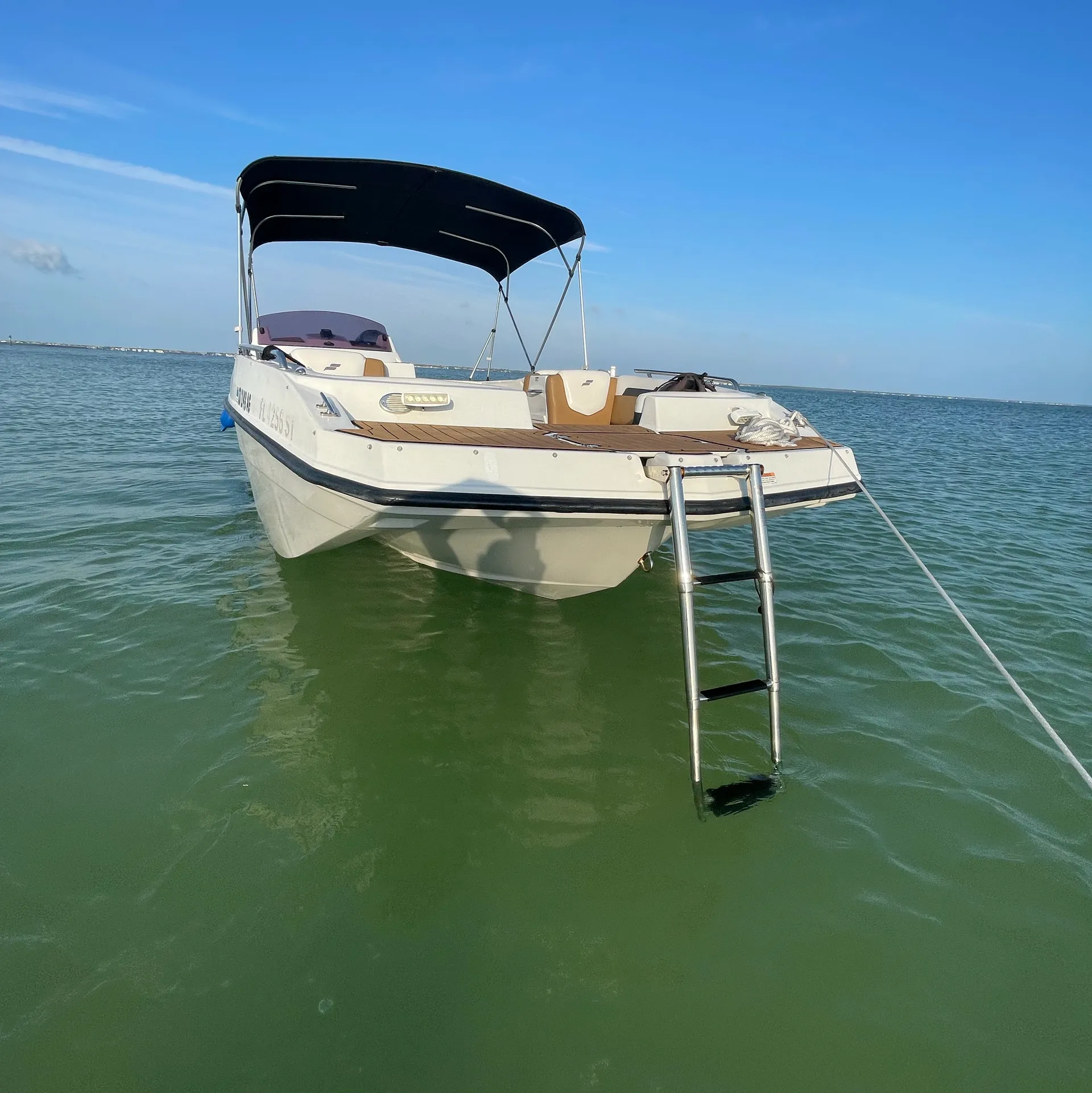 Luxury deck boat for up to 13 175hp, upgraded stereo, touch screen GPS