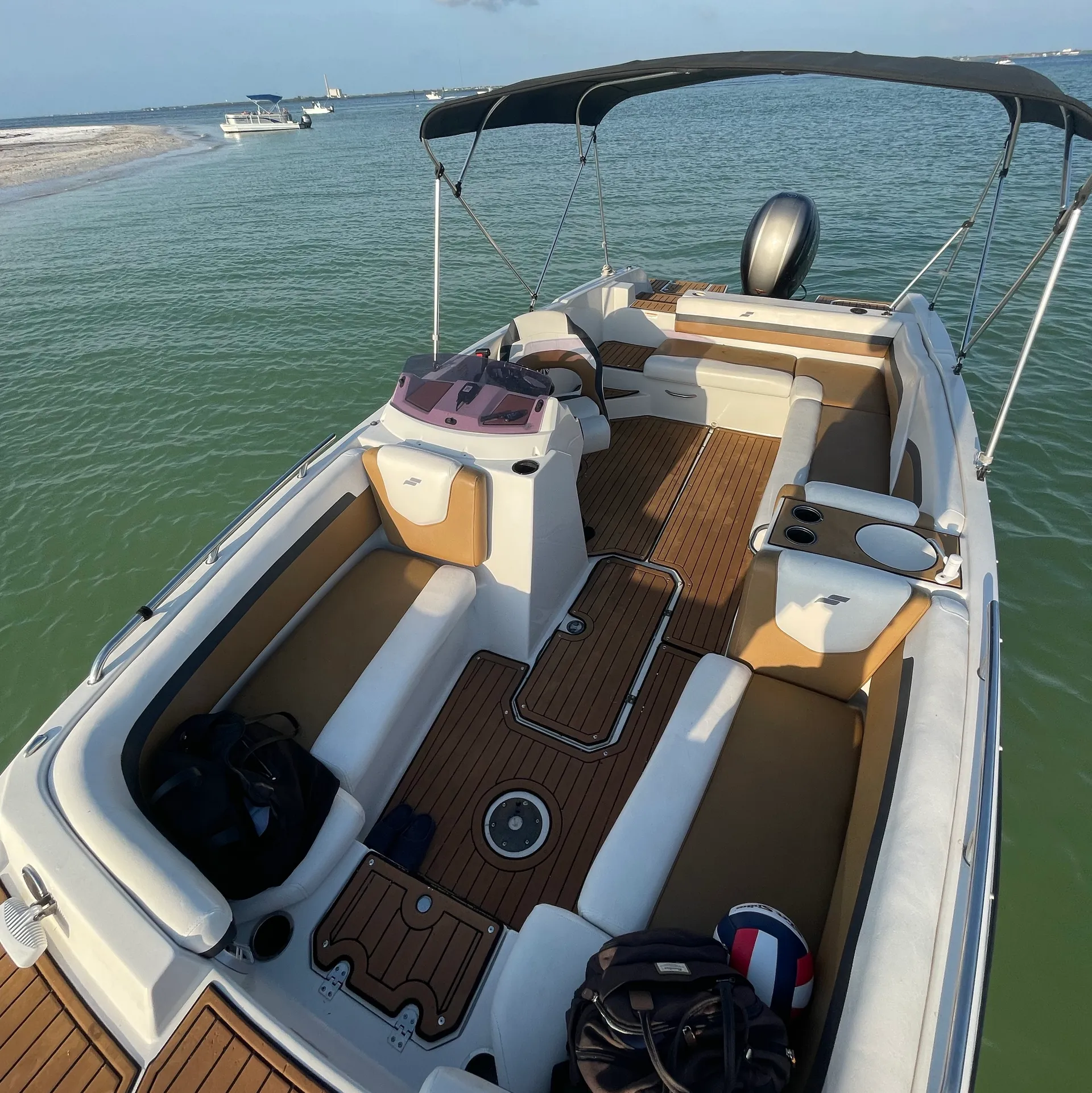 Luxury deck boat for up to 13 175hp, upgraded stereo, touch screen GPS