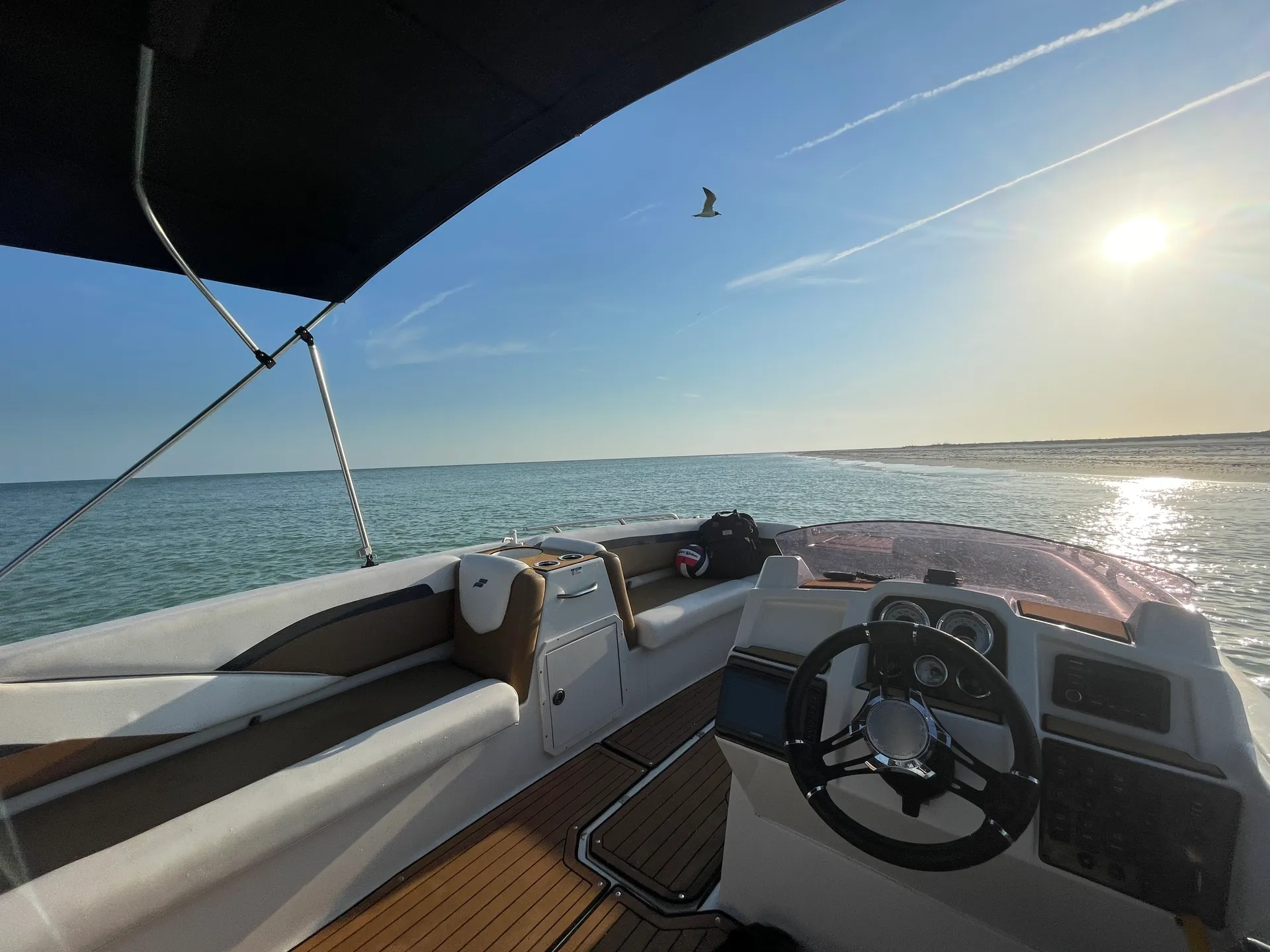 Luxury deck boat for up to 13 175hp, upgraded stereo, touch screen GPS