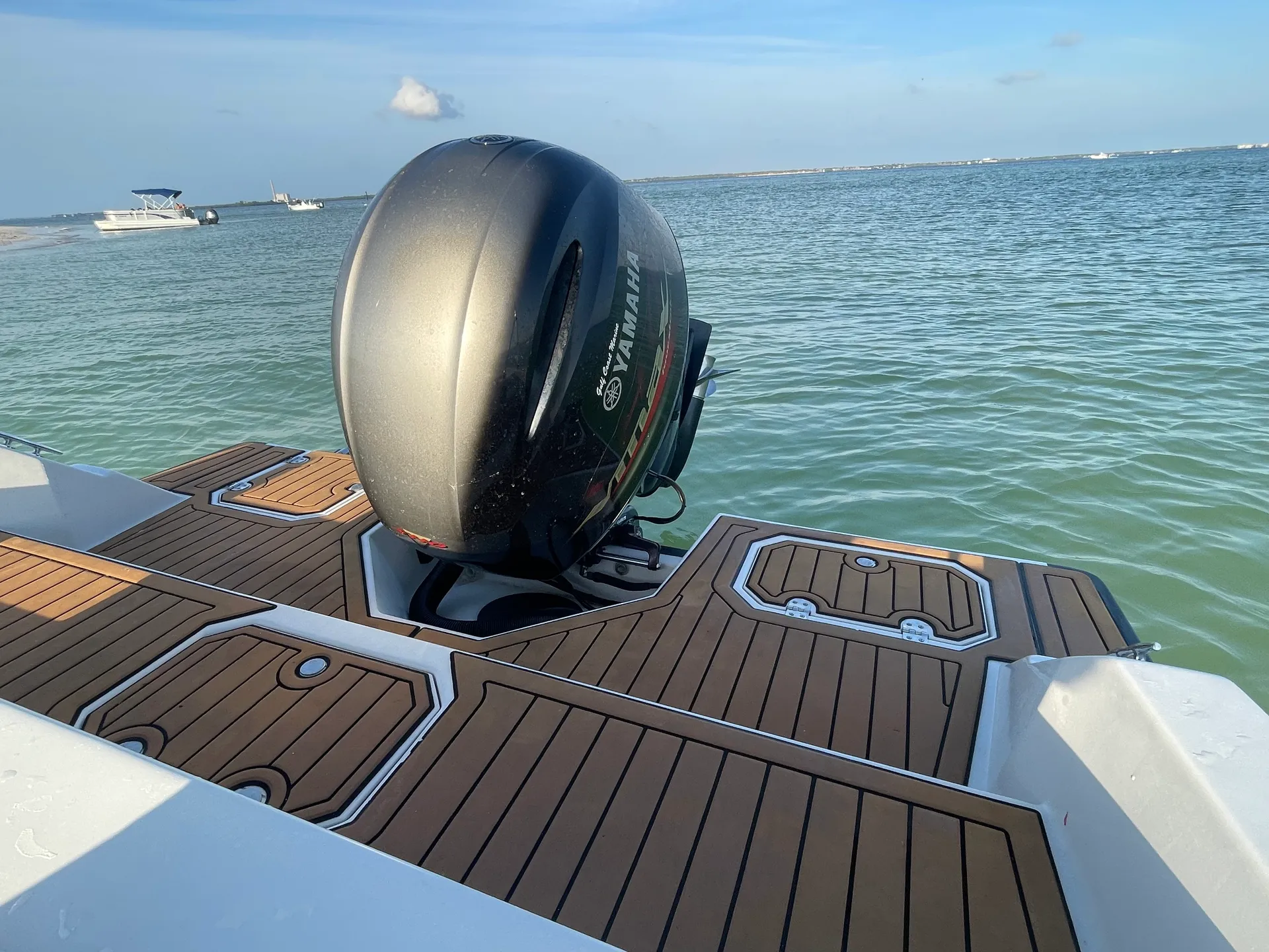 Luxury deck boat for up to 13 175hp, upgraded stereo, touch screen GPS