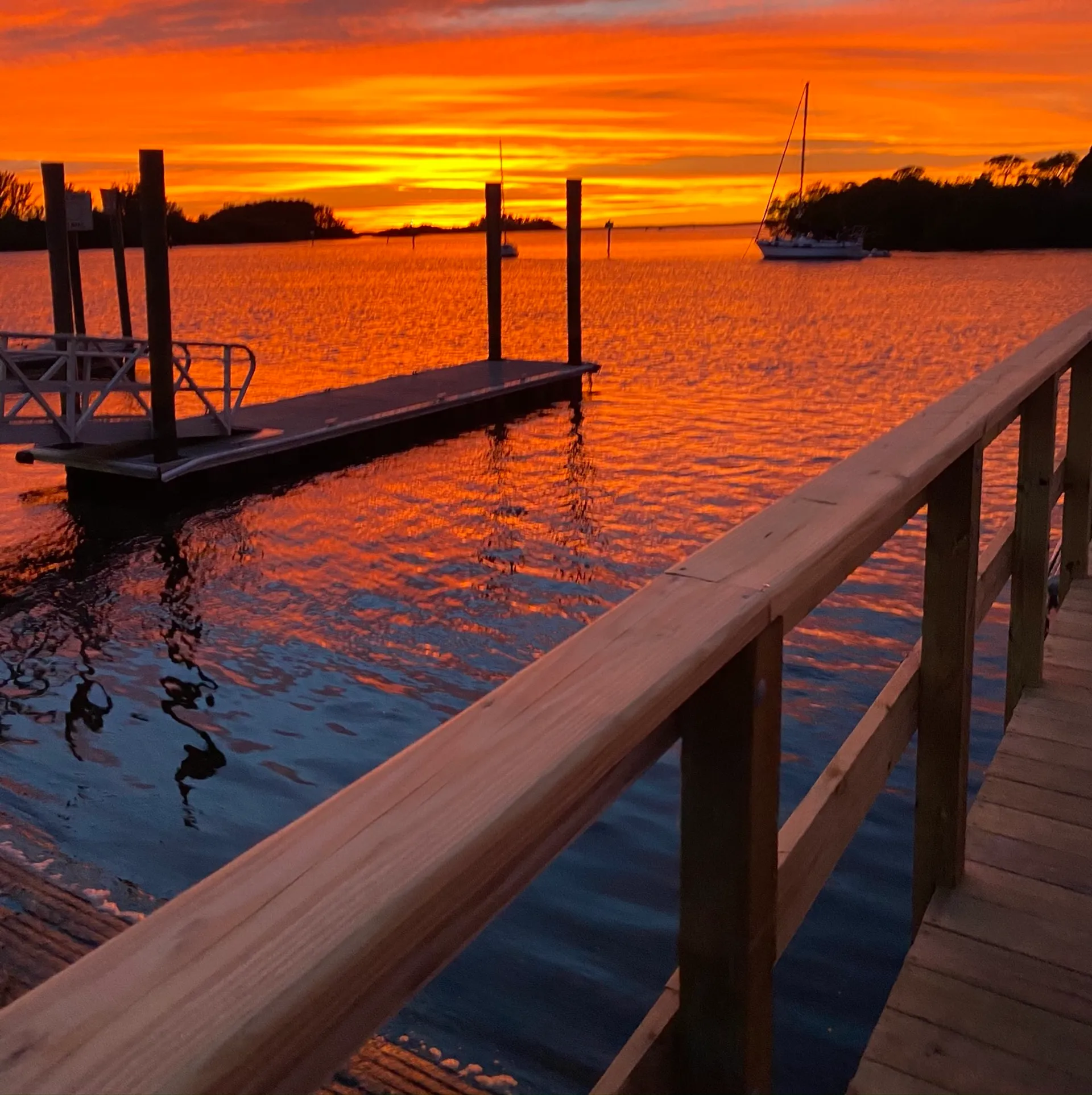 Luxury deck boat for up to 13 175hp, upgraded stereo, touch screen GPS