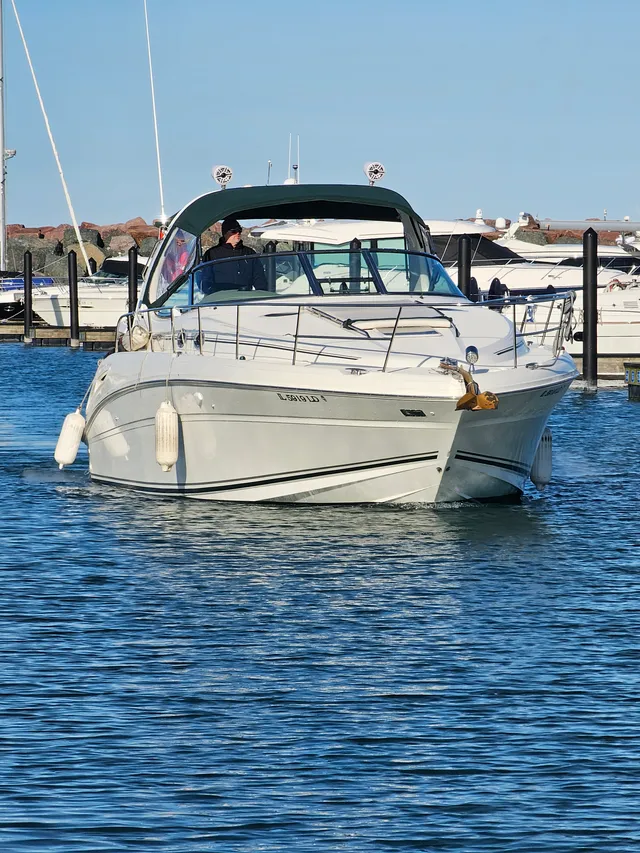Rent a Sea Ray Boats motor yacht in Chicago, IL near me