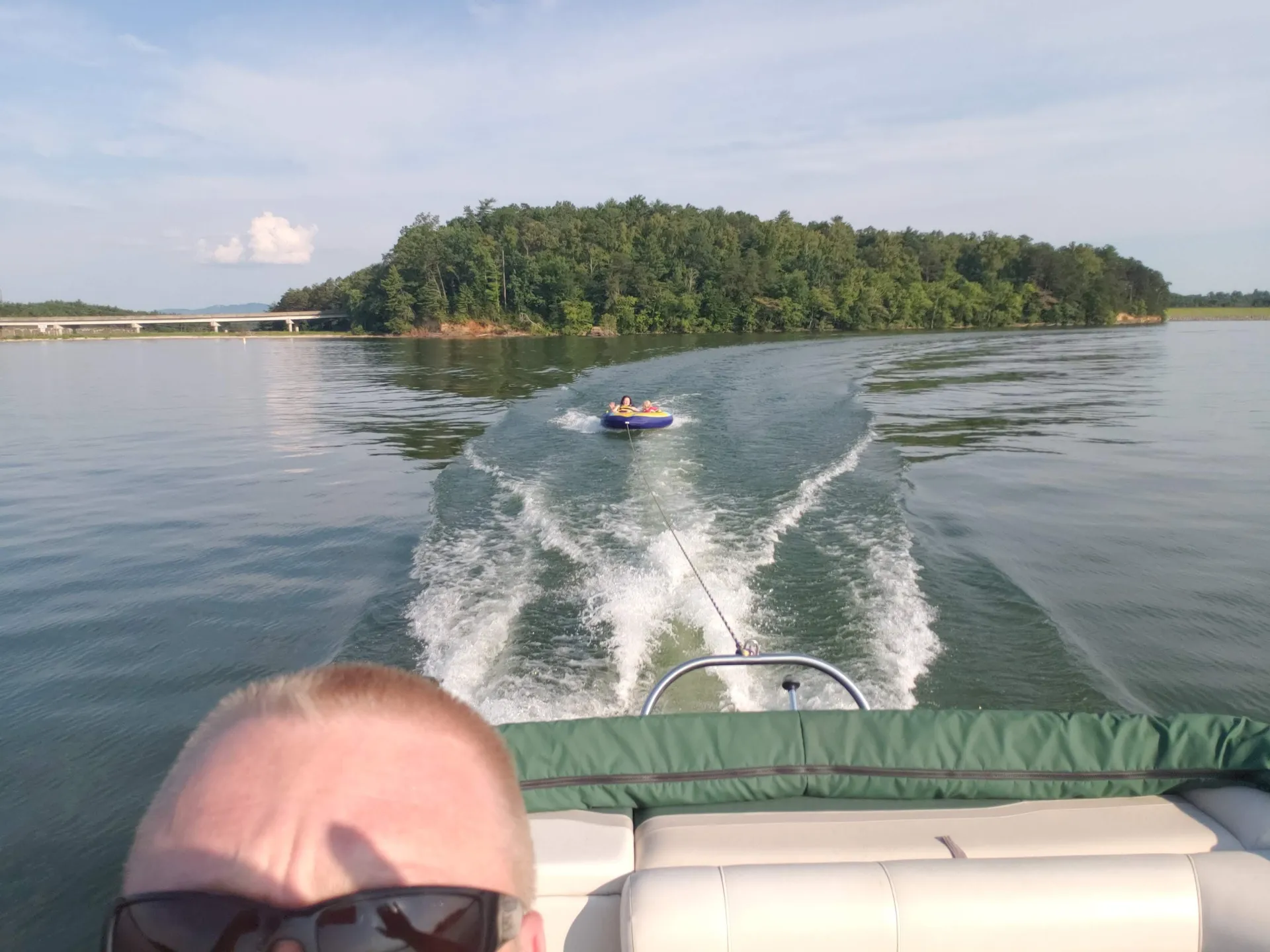 Fun-Filled 26ft Boat for Watersports, Fishing, and Group Outings