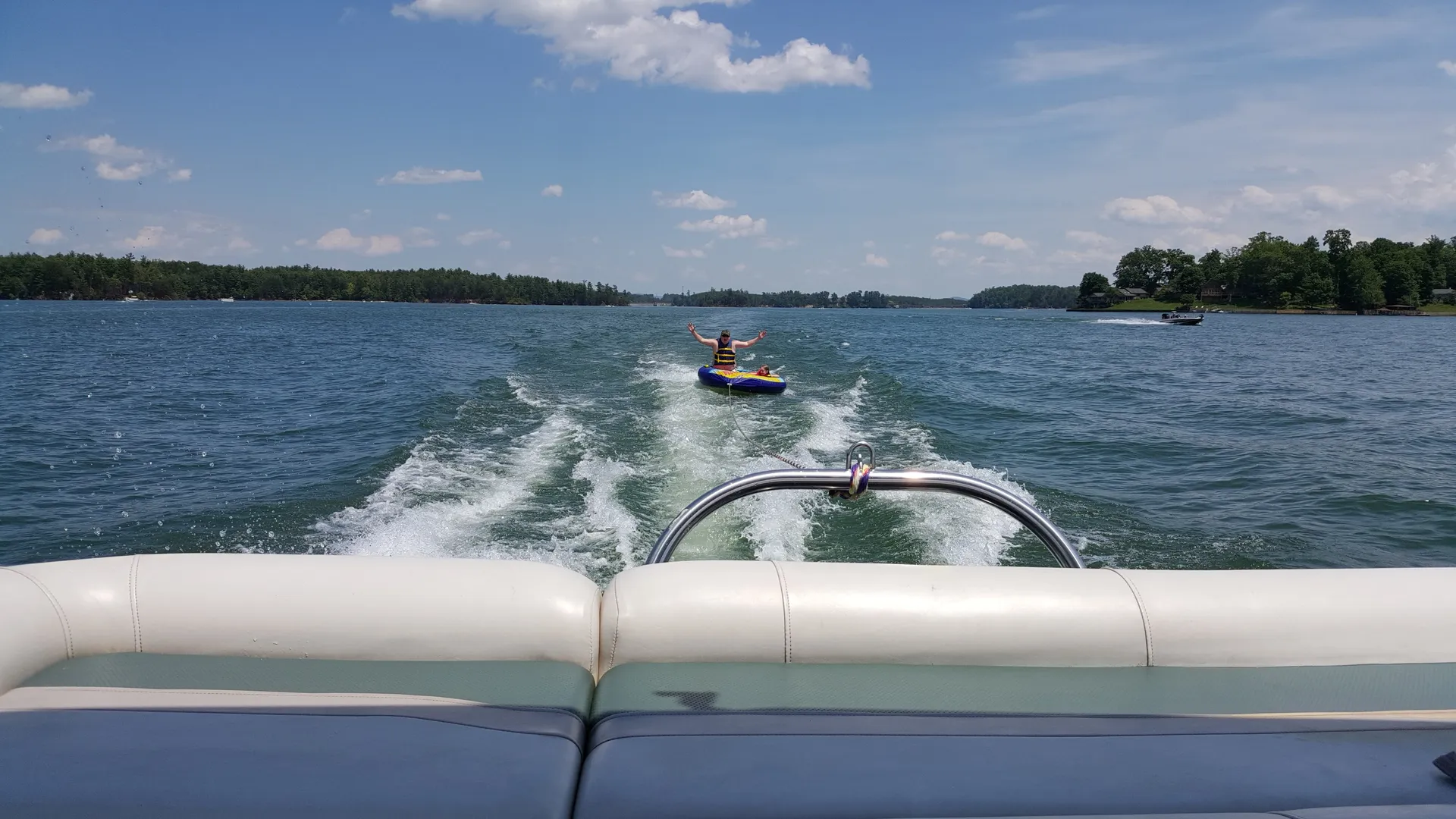 Fun-Filled 26ft Boat for Watersports, Fishing, and Group Outings