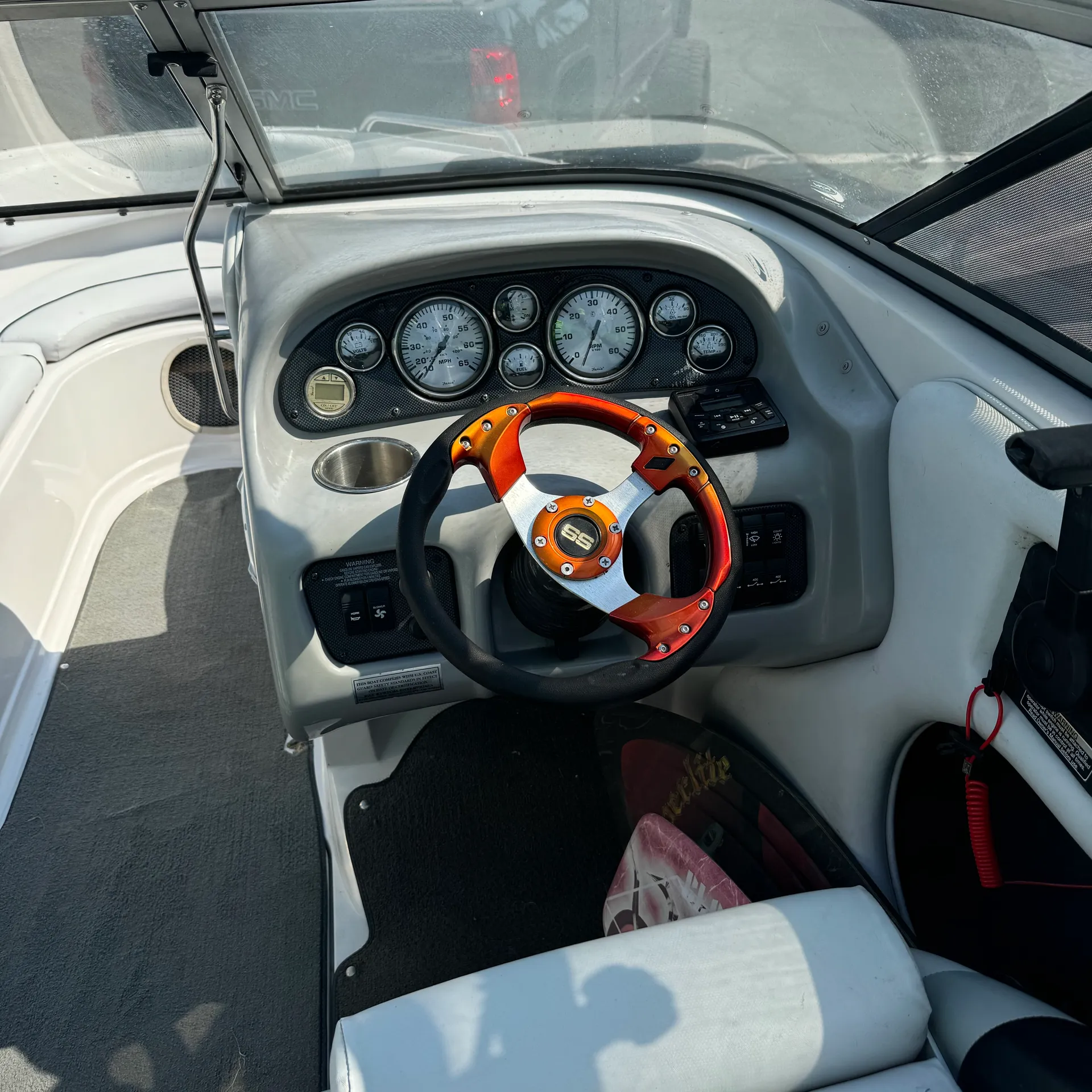 Experience the Thrill on the Water with Our 2006 Reinell 220 LSE!