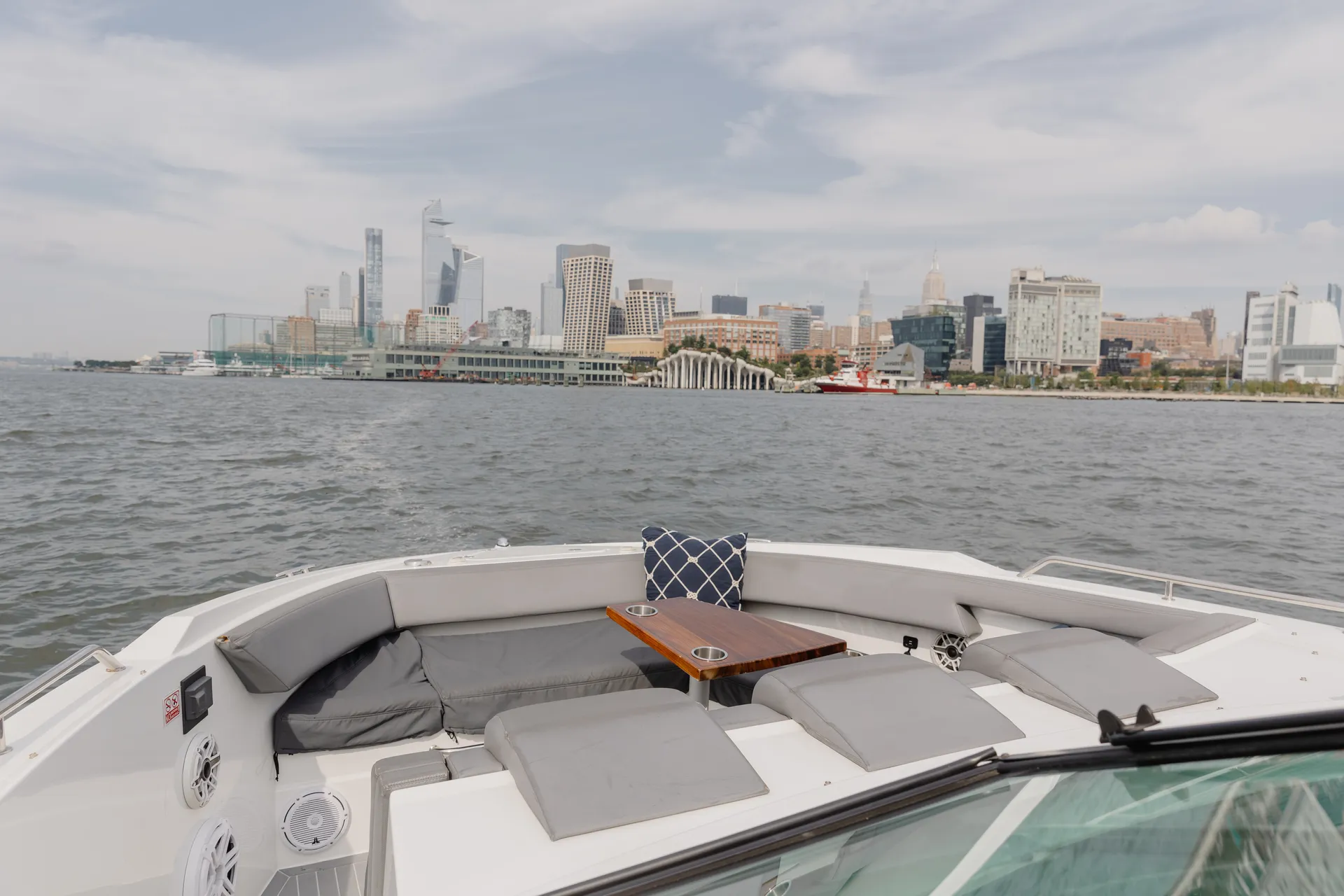 *Female Owned*-Manhattan #1 Luxury Yacht- 12 Passengers 