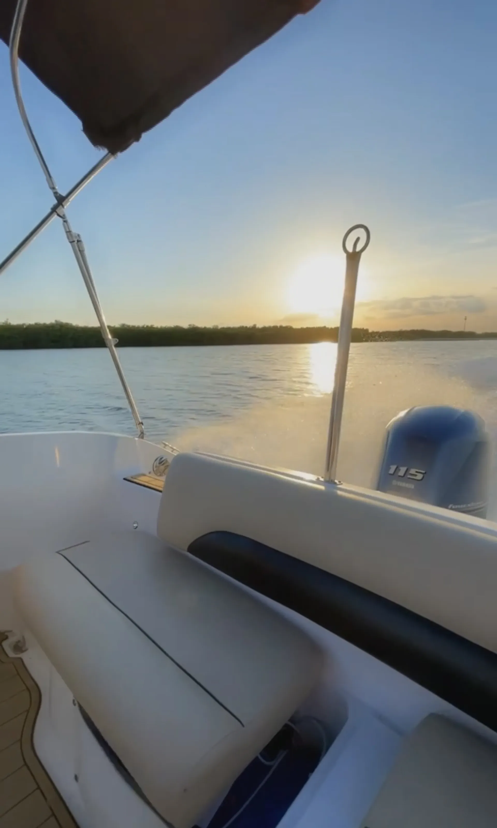 Fun Spacious Deck Boat Seats up to 10 Guests