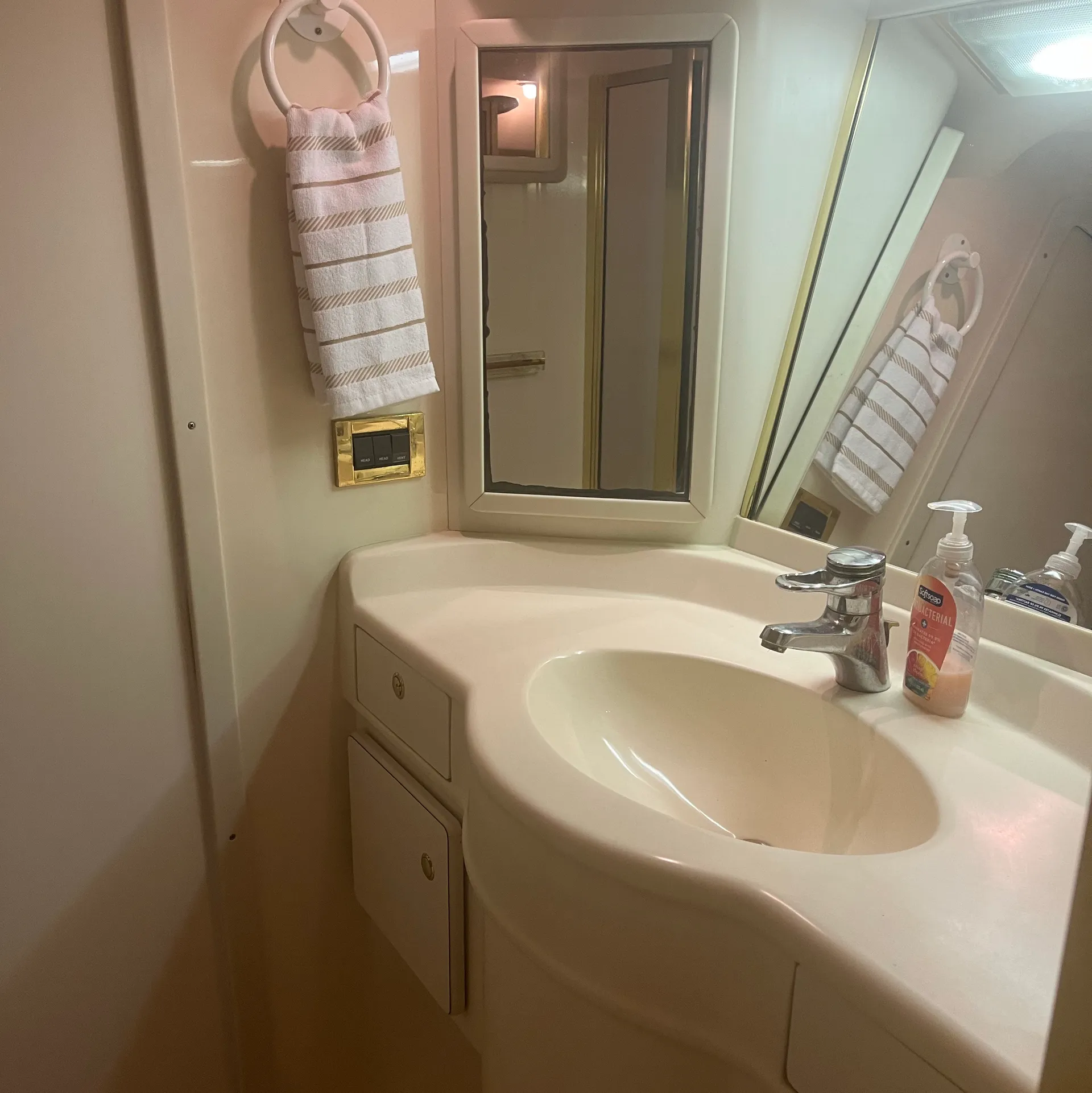 Sea Ray Boats 540 Sundancer in Fort Lauderdale, FL — photo 10