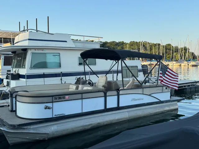 Rent a Manitou pontoon in Nashville, TN near me