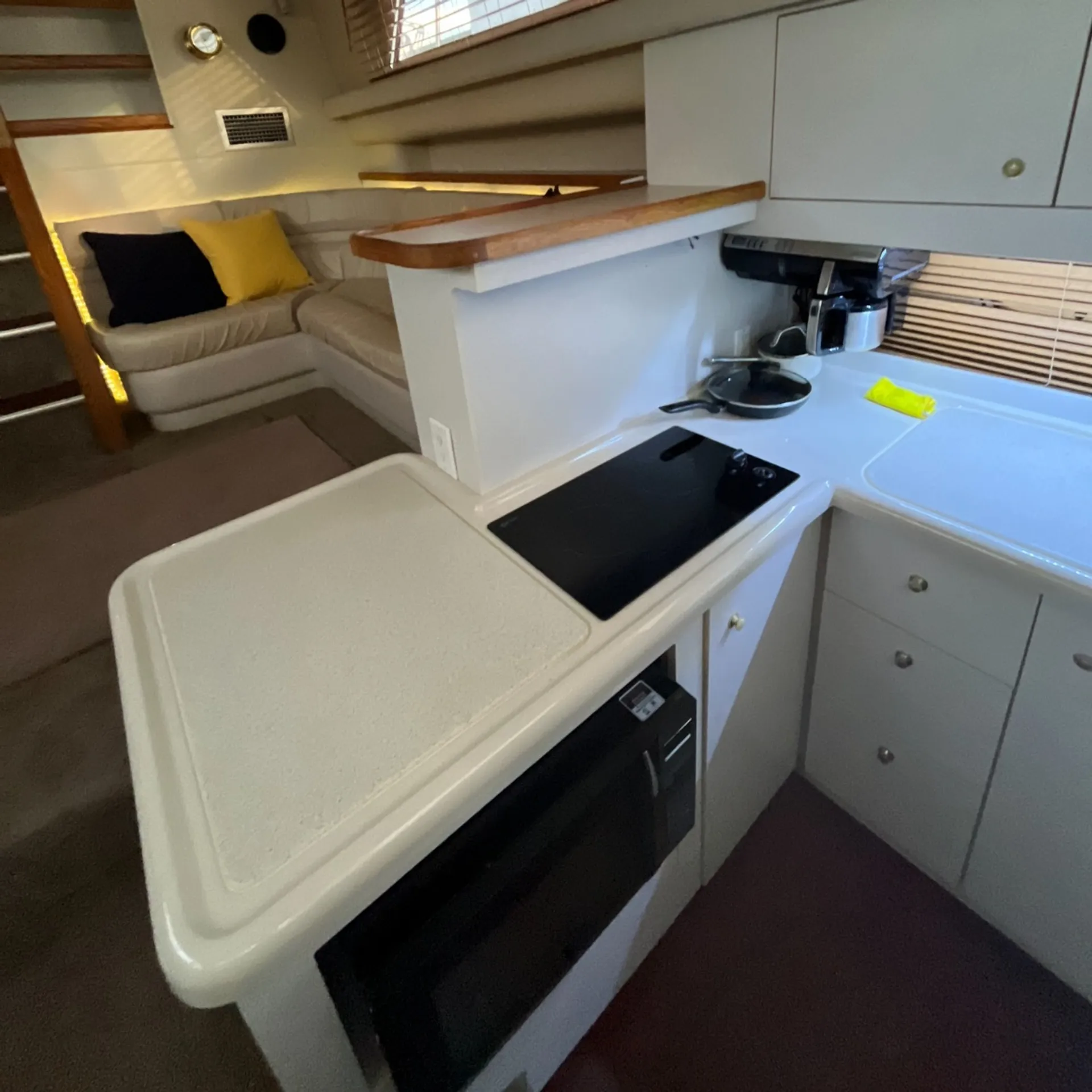 Luxury 37’ Cruisers Yacht – Spacious, Stylish & Perfect for Groups