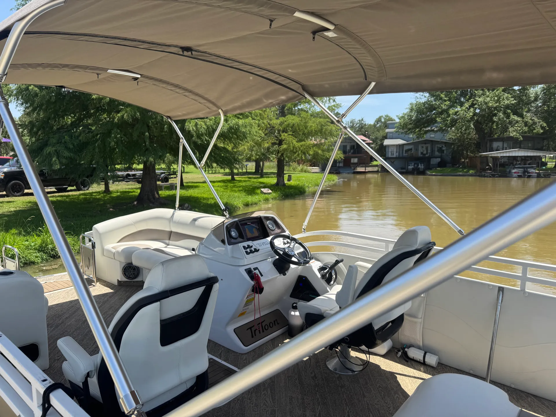 JC Swing Back Tritoon – Ride in Style on Lake LBJ