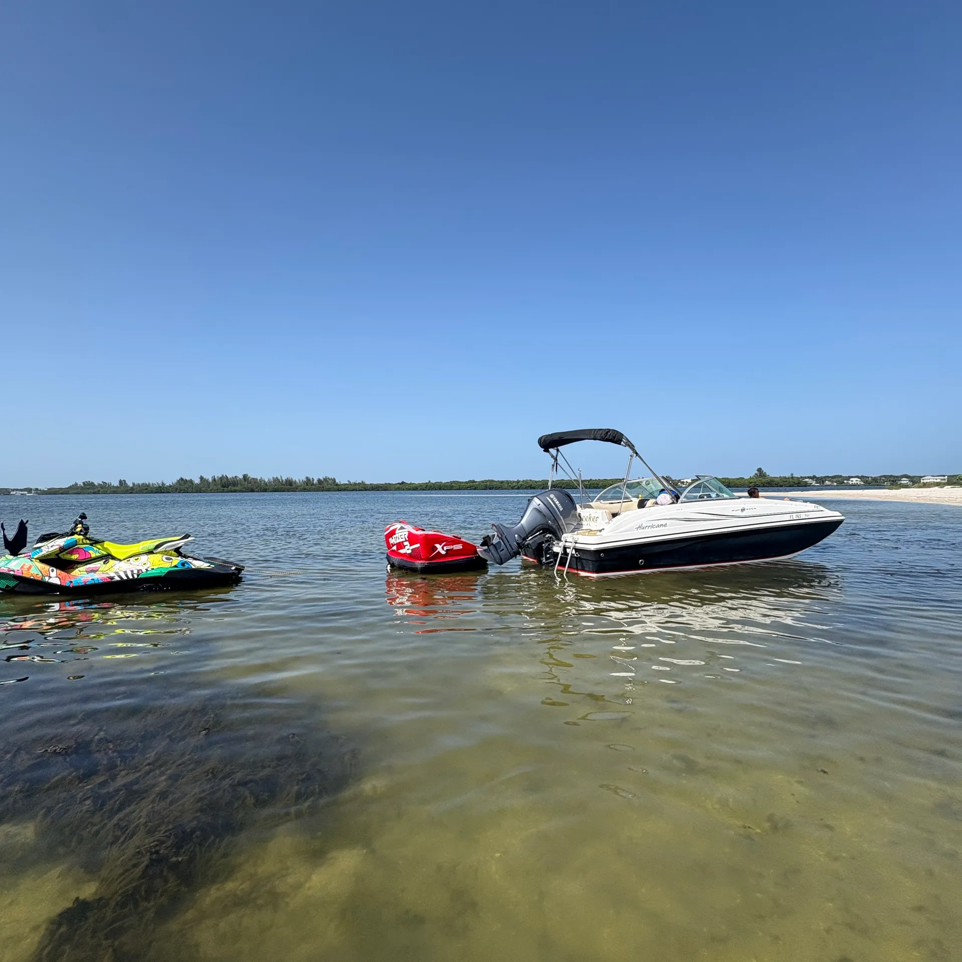 Fun Spacious Deck Boat Seats up to 10 Guests