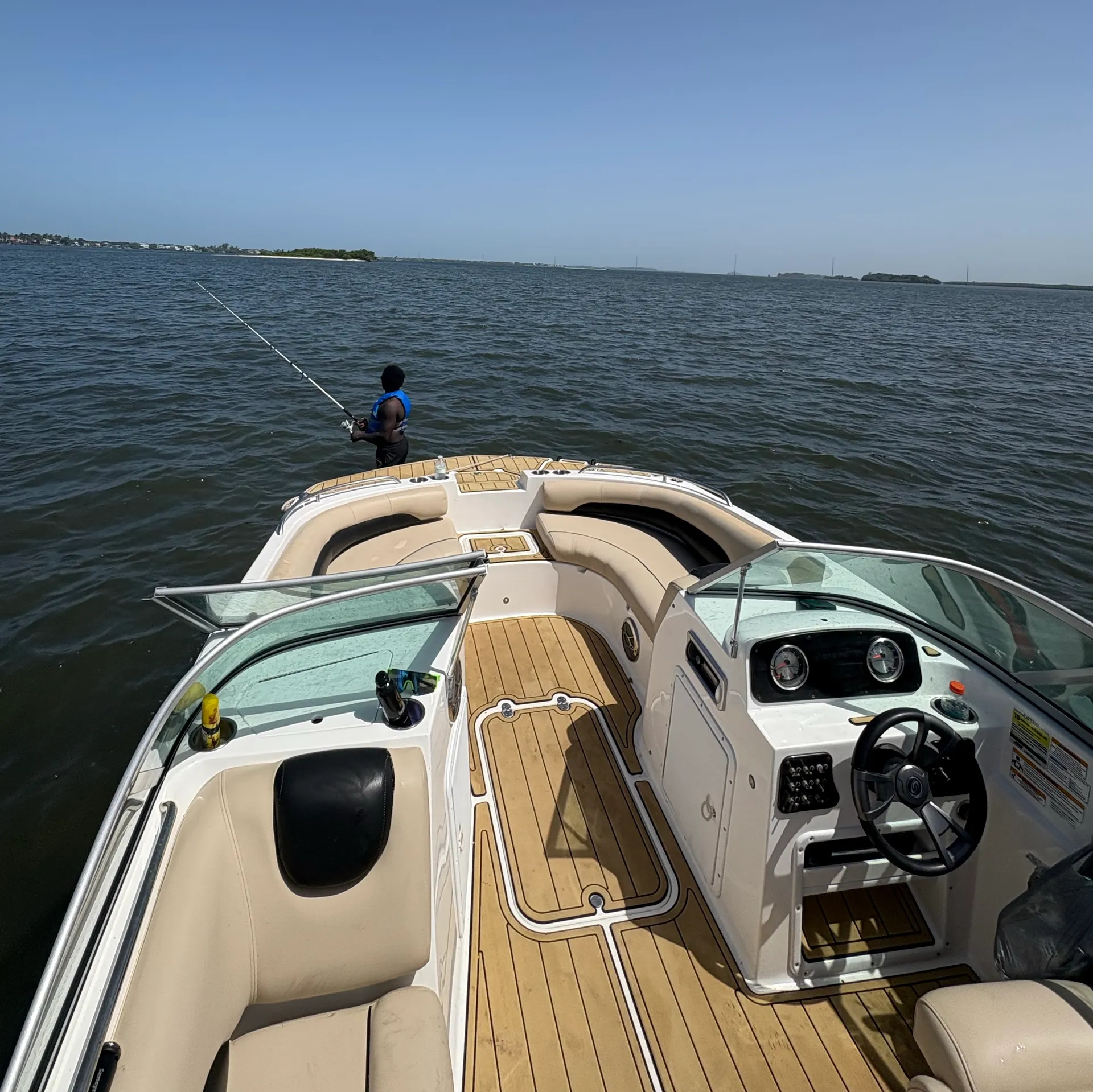 Fun Spacious Deck Boat Seats up to 10 Guests