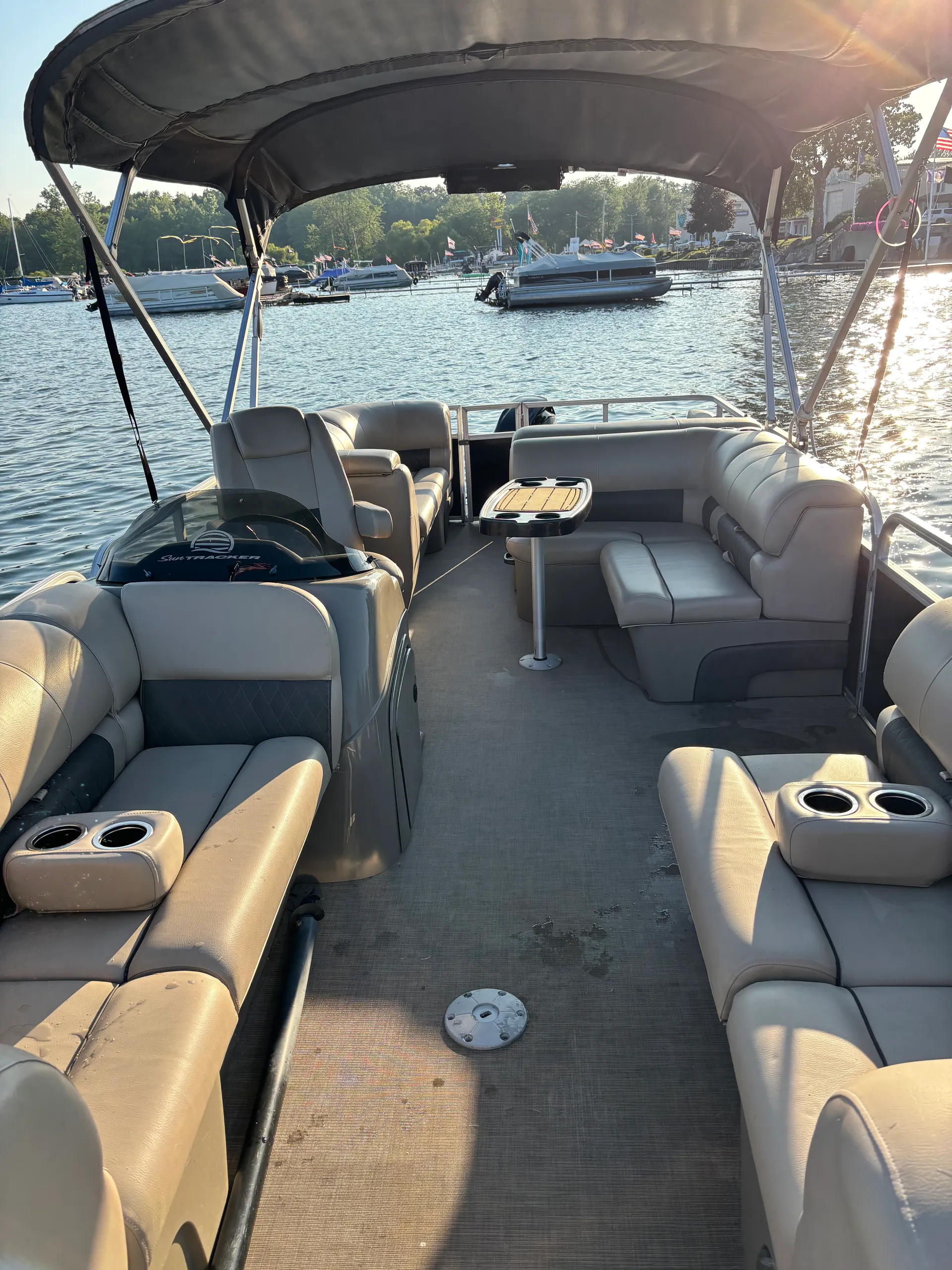 SUN TRACKER PARTY BARGE 22 DLX in Manitou Beach-Devils Lake, MI — photo 2