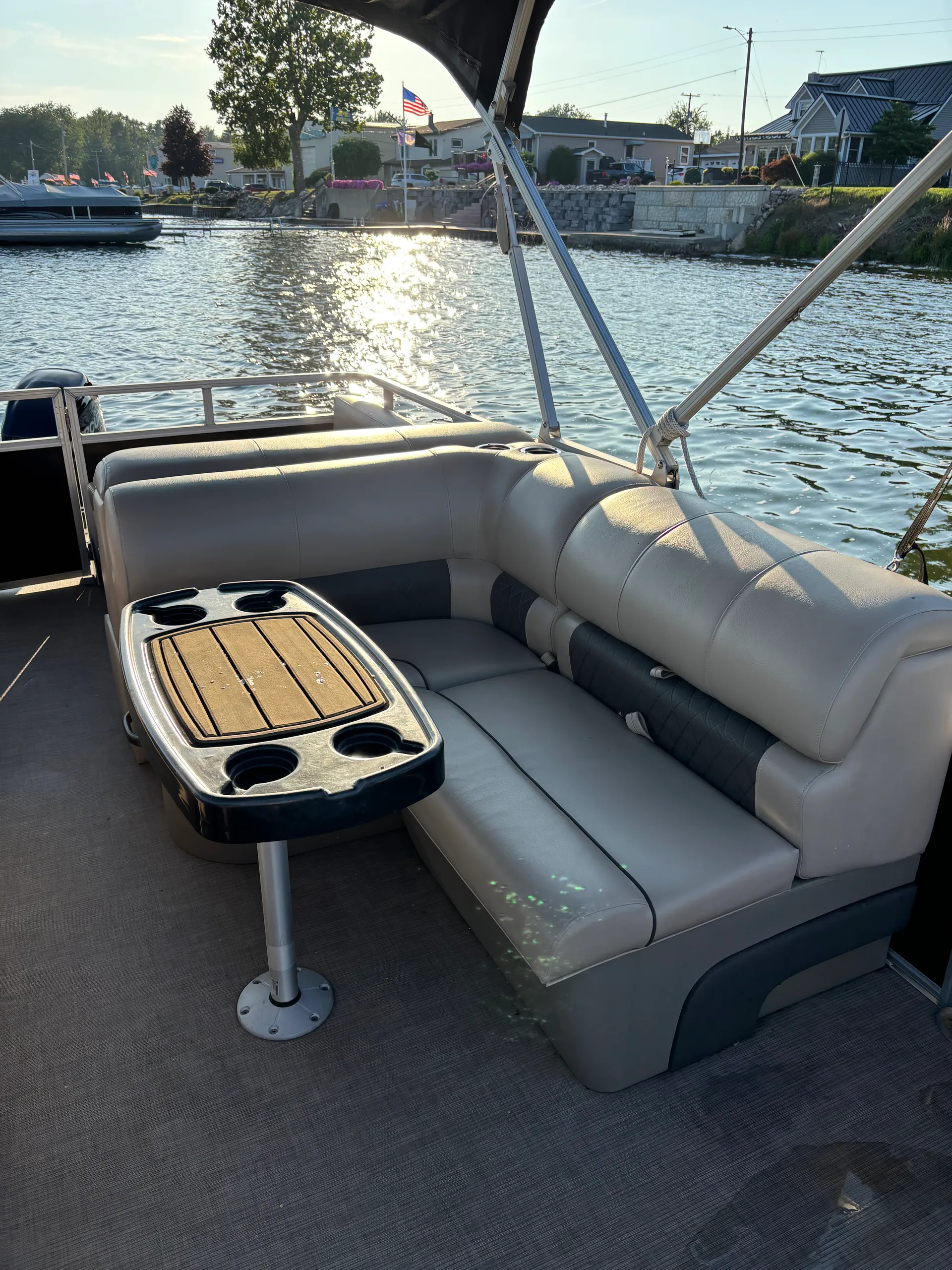 SUN TRACKER PARTY BARGE 22 DLX in Manitou Beach-Devils Lake, MI — photo 3