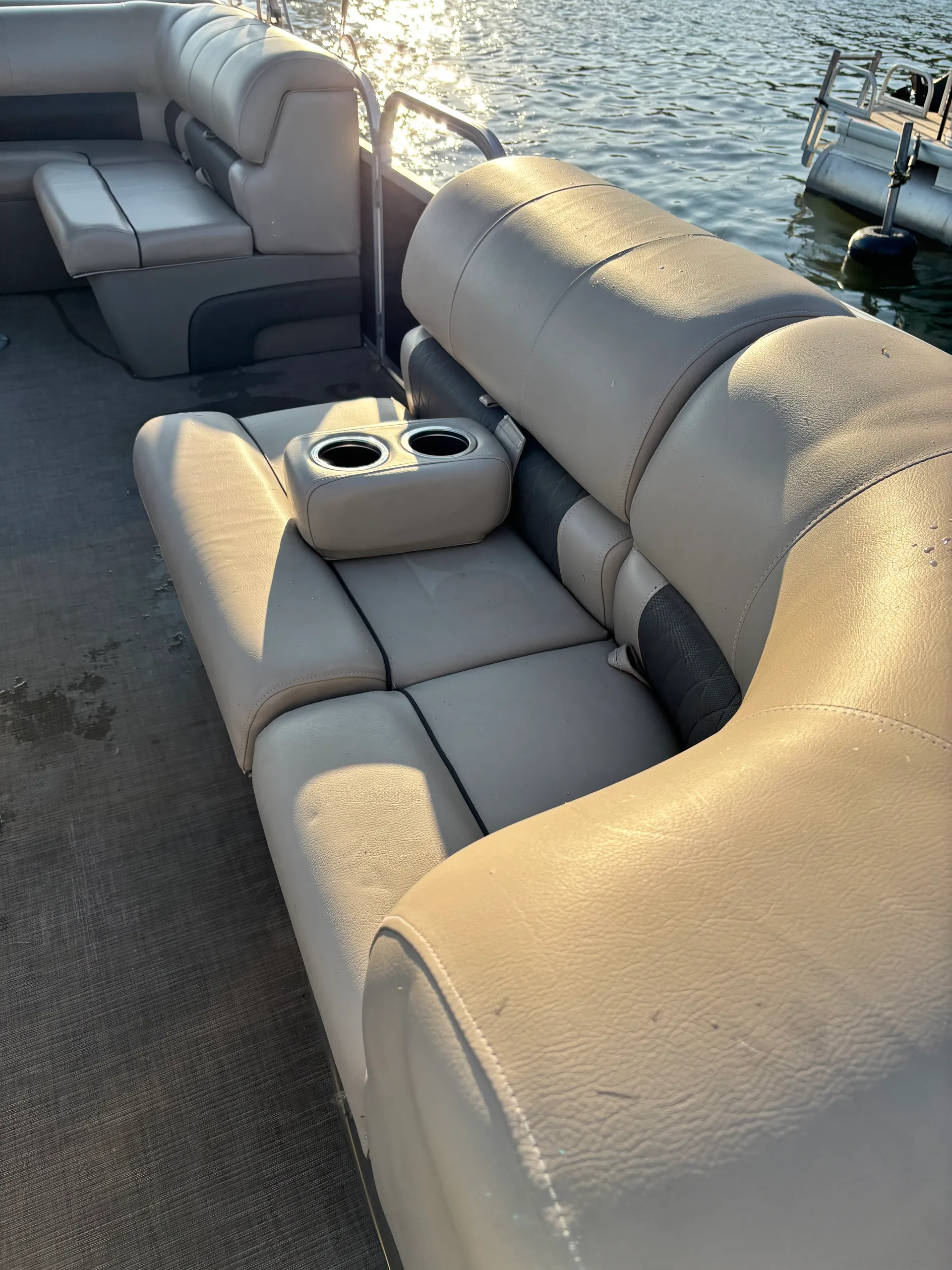 SUN TRACKER PARTY BARGE 22 DLX in Manitou Beach-Devils Lake, MI — photo 6