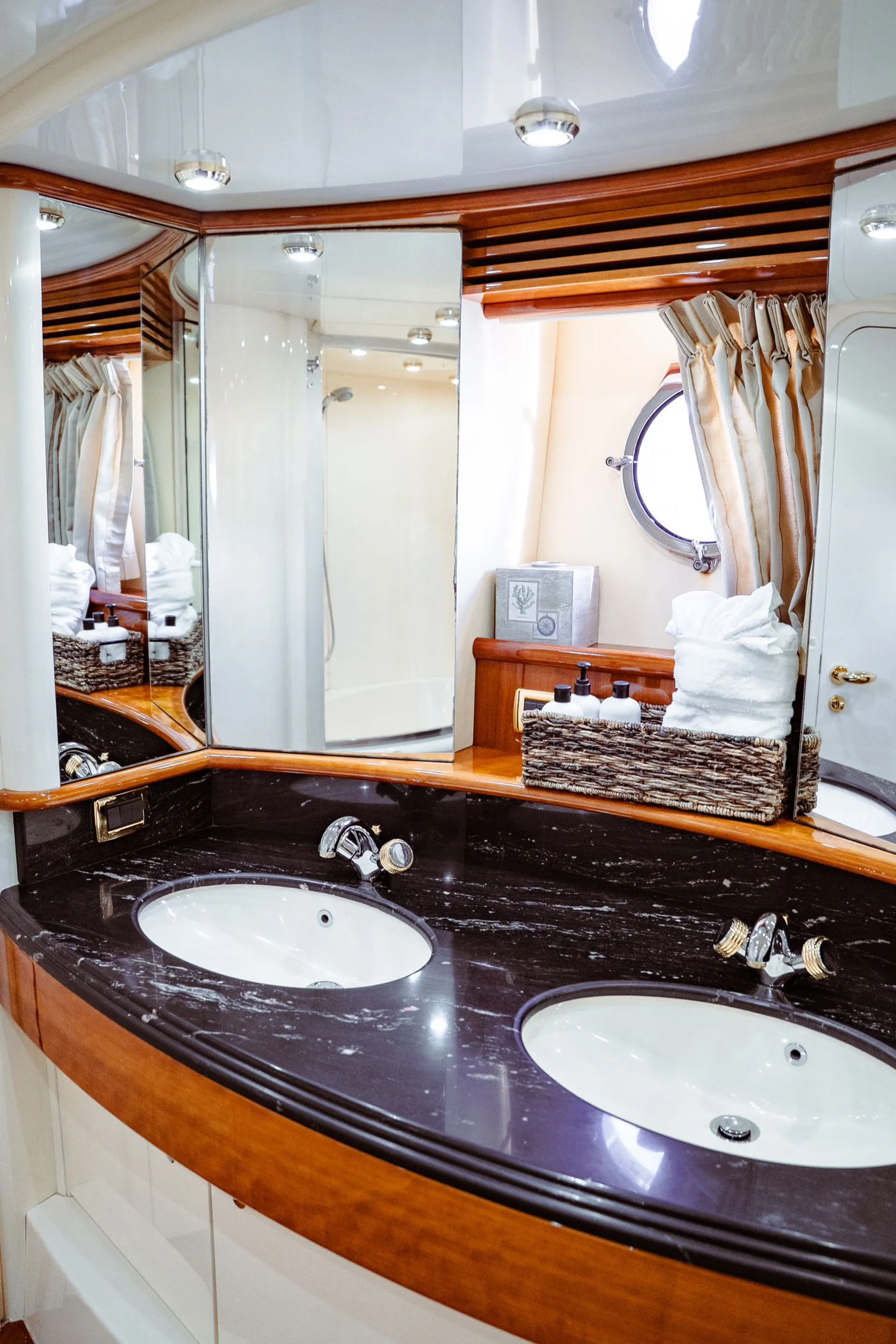      💥2 FREE JETSKI💥 Luxurious 70ft Azimut available in Miami💥 