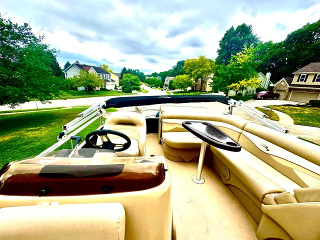 Rent a BENNINGTON MARINE pontoon in Fishers, IN near me