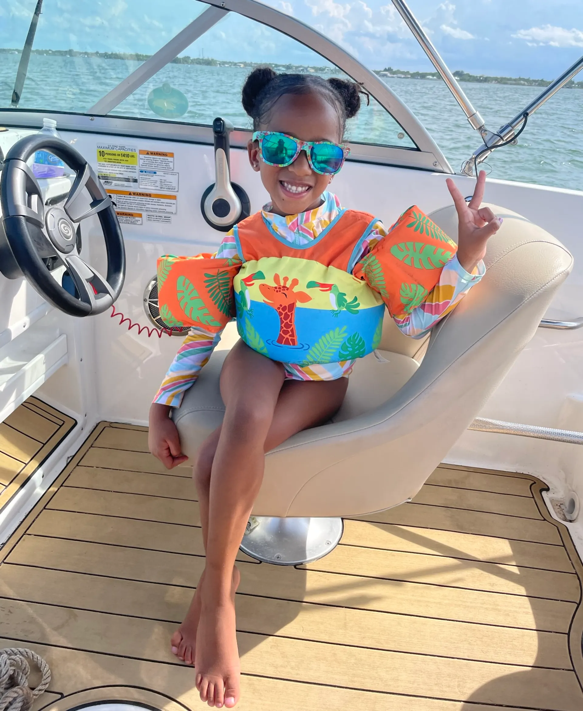 Fun Spacious Deck Boat Seats up to 10 Guests