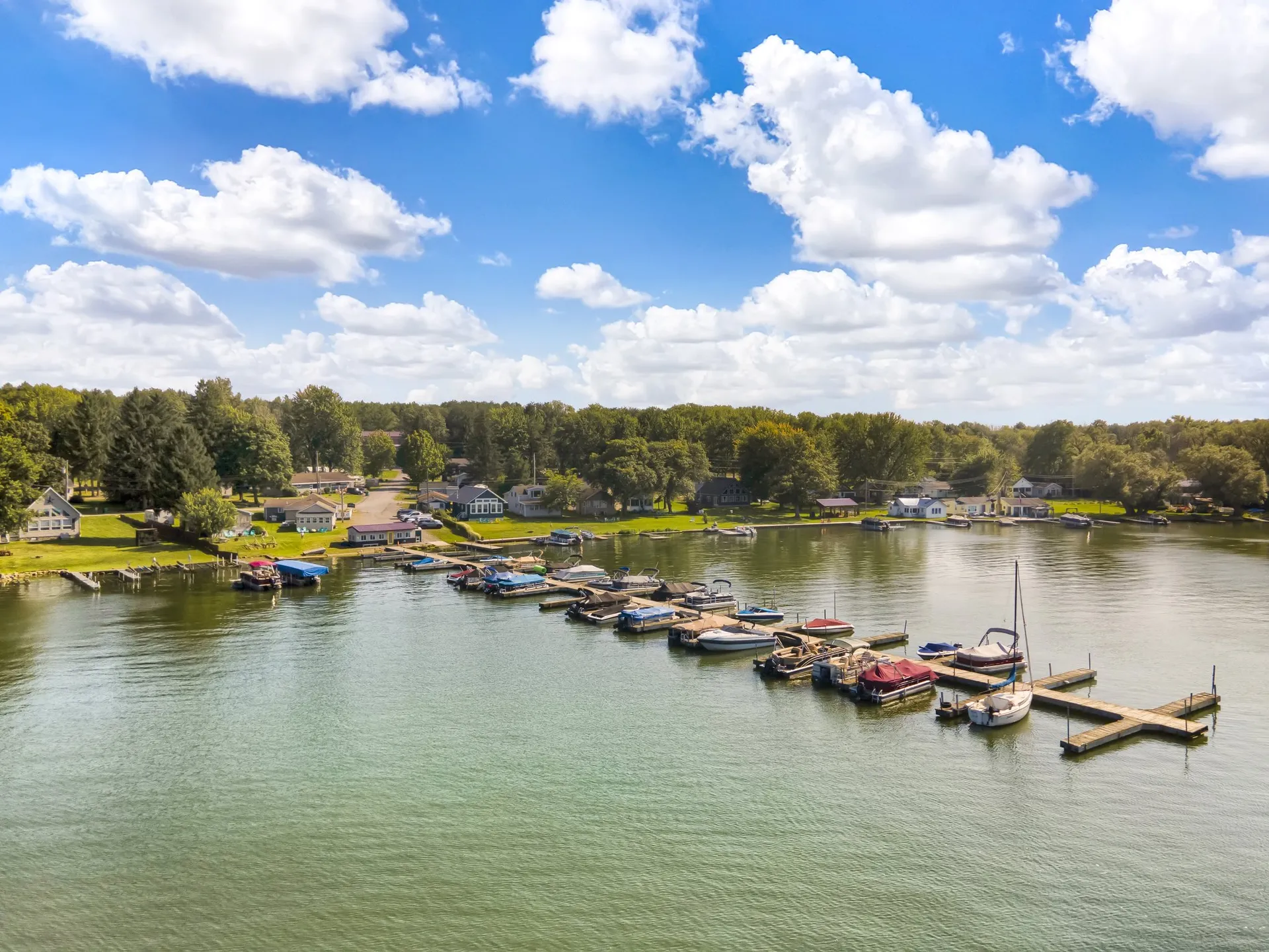Easy Cruising on Silver Lake – 21ft Harris Pontoon