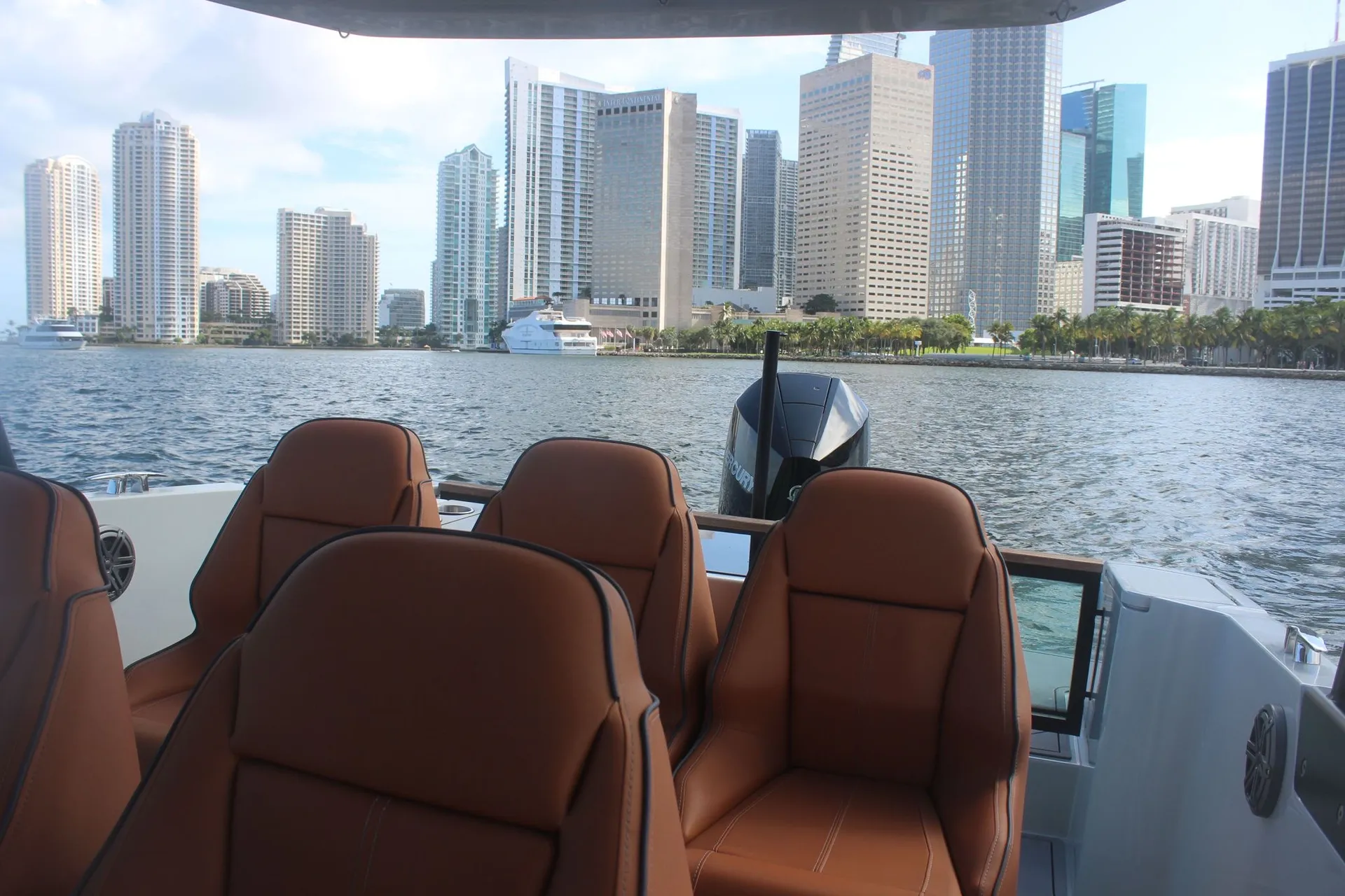 27’ Luxury Yacht – Miami Cruise, Sandbar & Sunset Charter