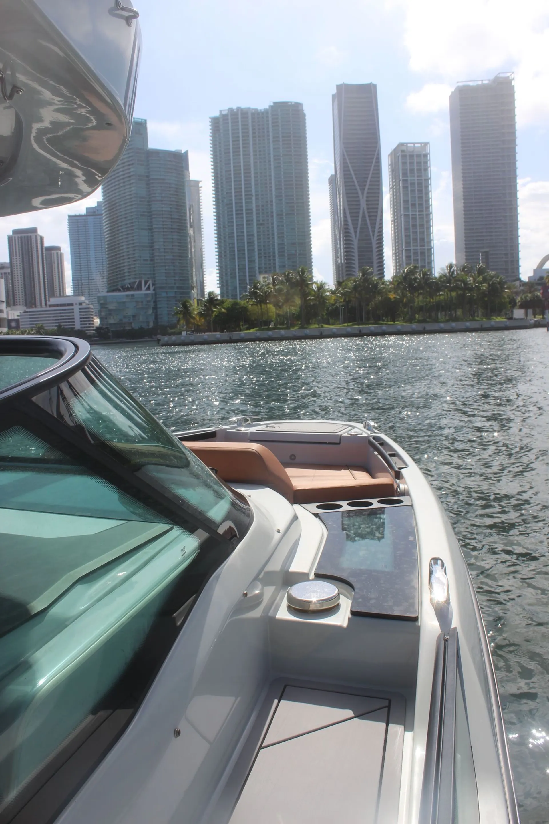 27’ Luxury Yacht – Miami Cruise, Sandbar & Sunset Charter