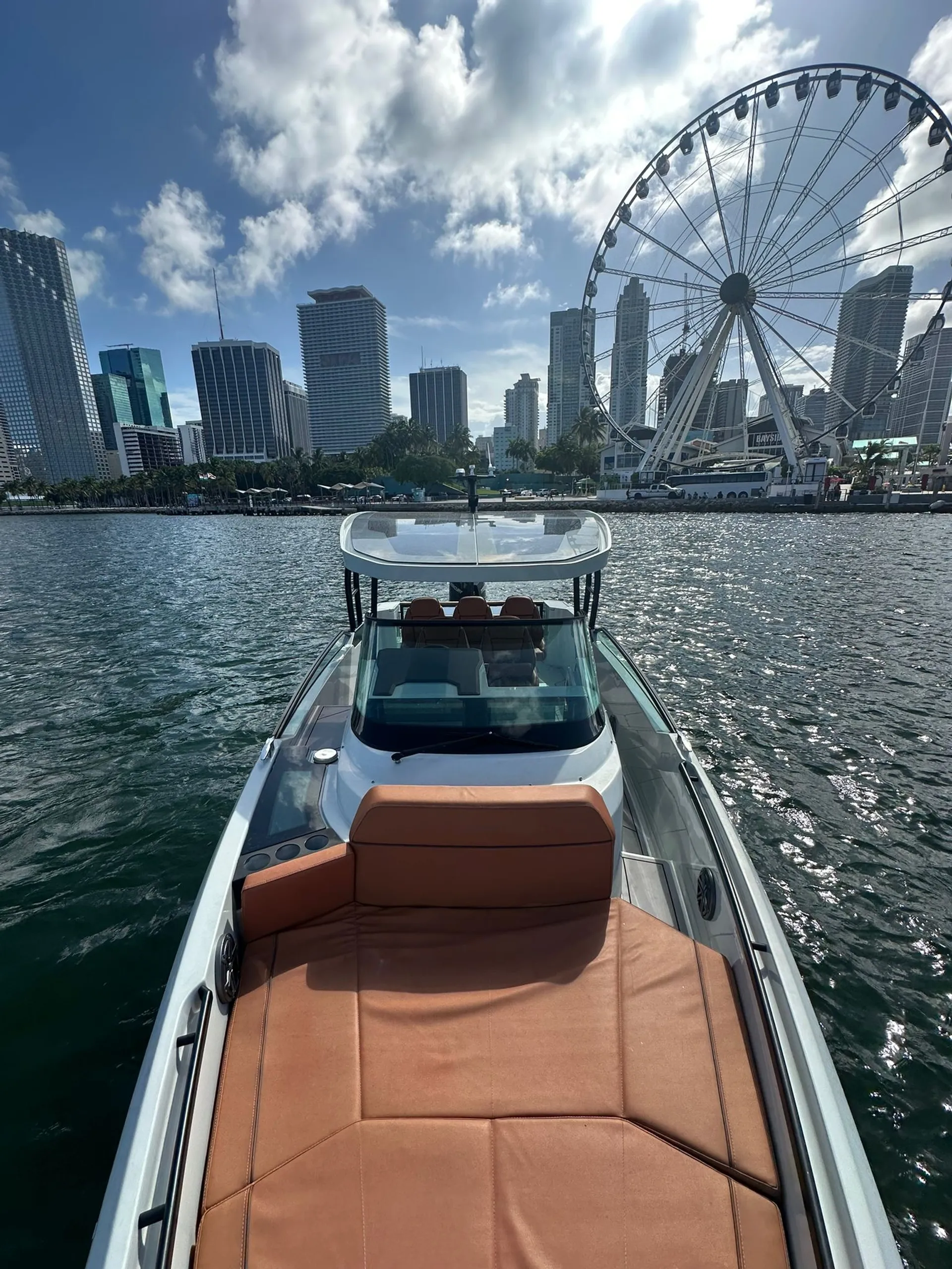 27’ Luxury Yacht – Miami Cruise, Sandbar & Sunset Charter