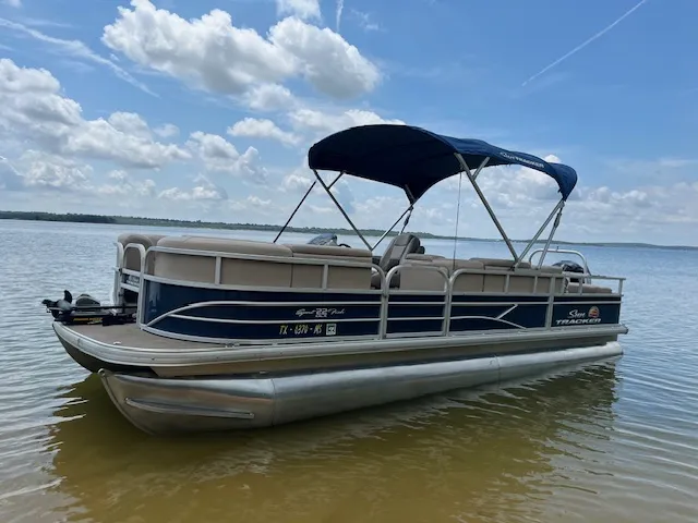 Rent a SUN TRACKER pontoon in Pilot Point, TX near me