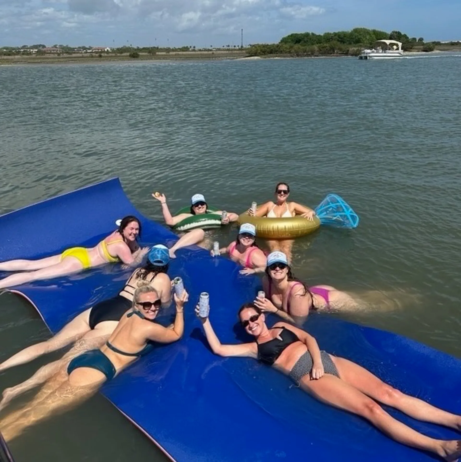 Luxurious and Spacious 14 Person Berkshire 'Toon! Epic Sound System!