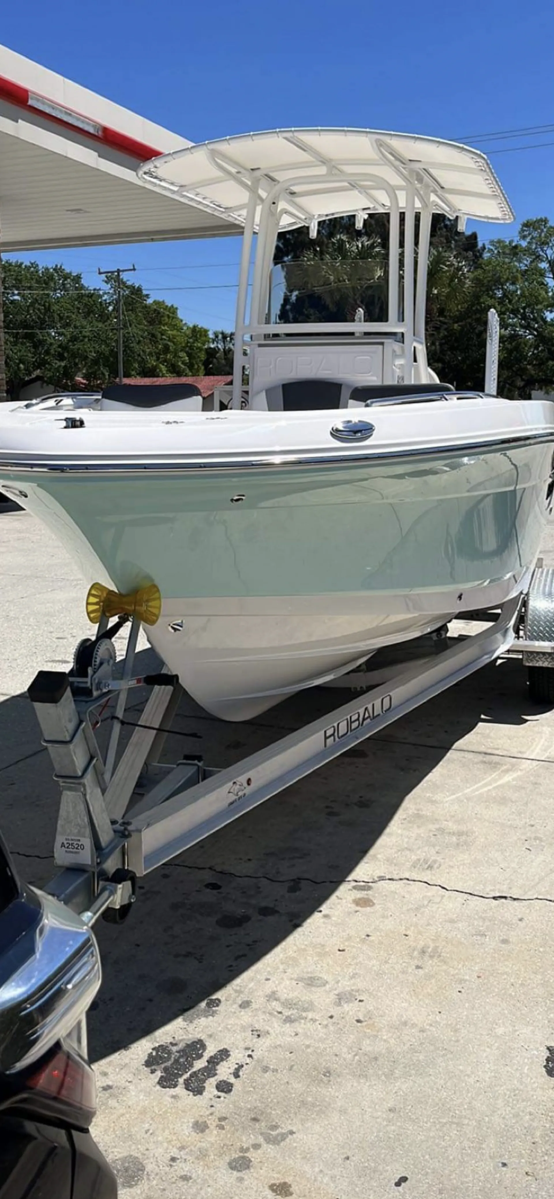 2023 Robalo R200 20 Ft. Center Console Fishing Boat.