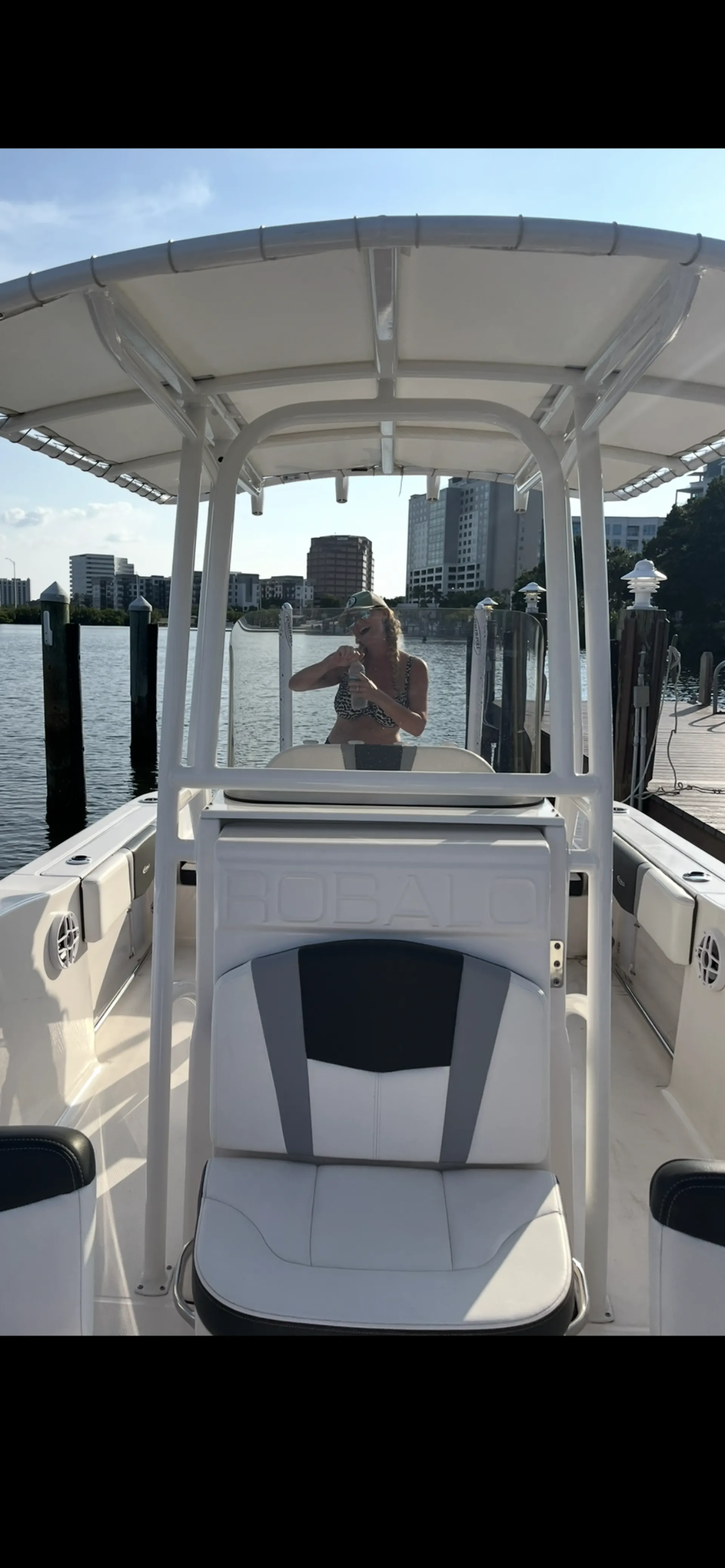 2023 Robalo R200 20 Ft. Center Console Fishing Boat.