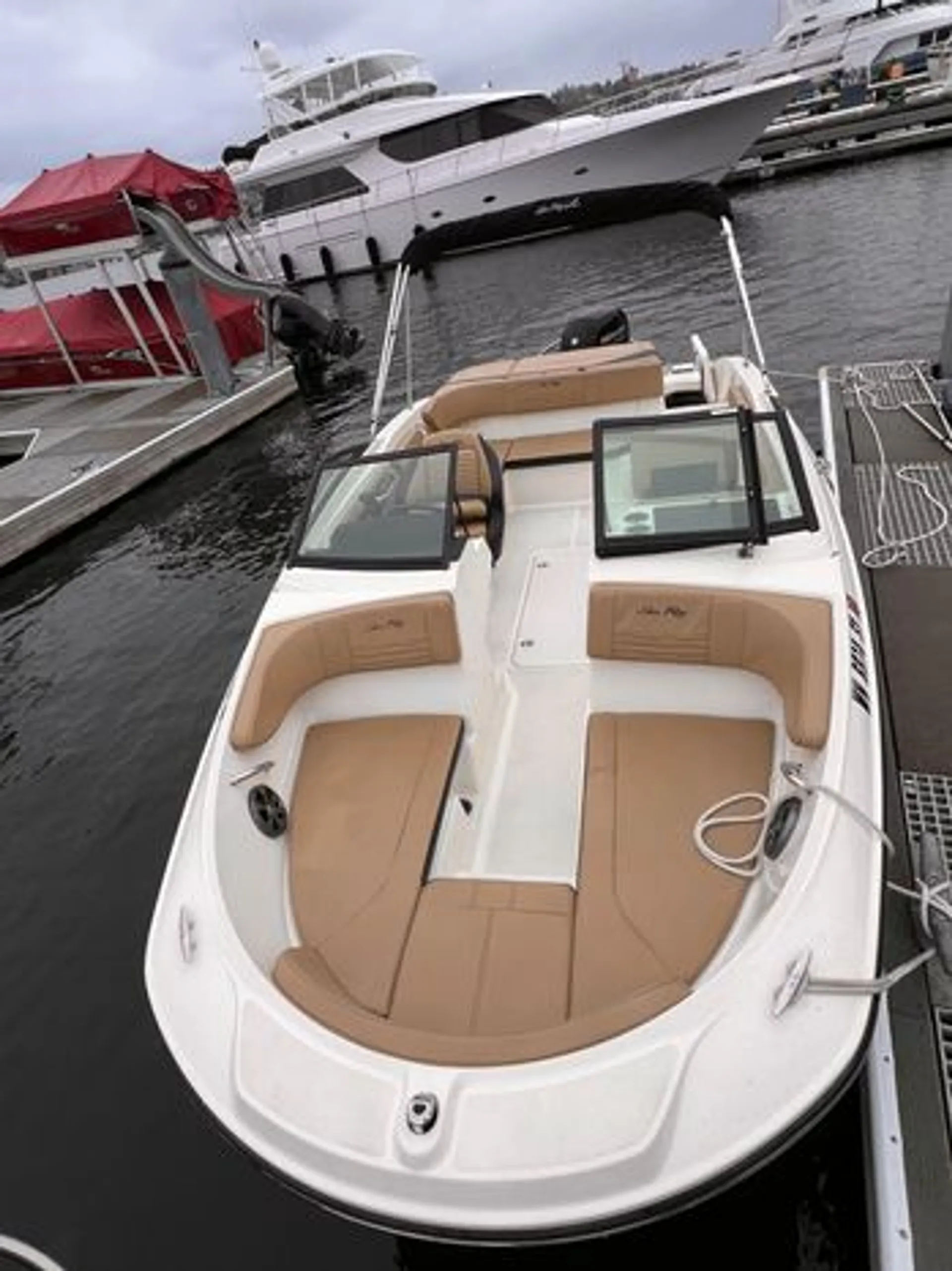 Close out summer in style on the Sea Ray SPX210!
