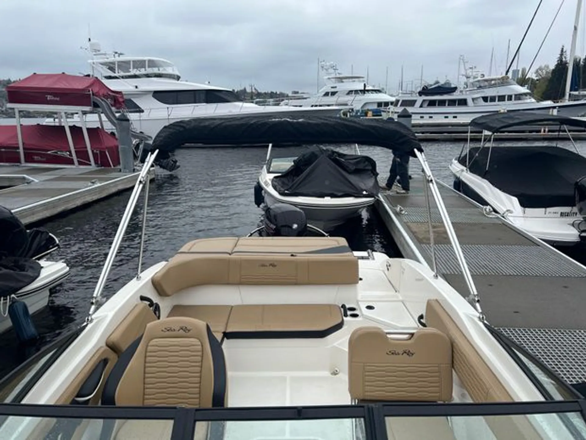 Close out summer in style on the Sea Ray SPX210!