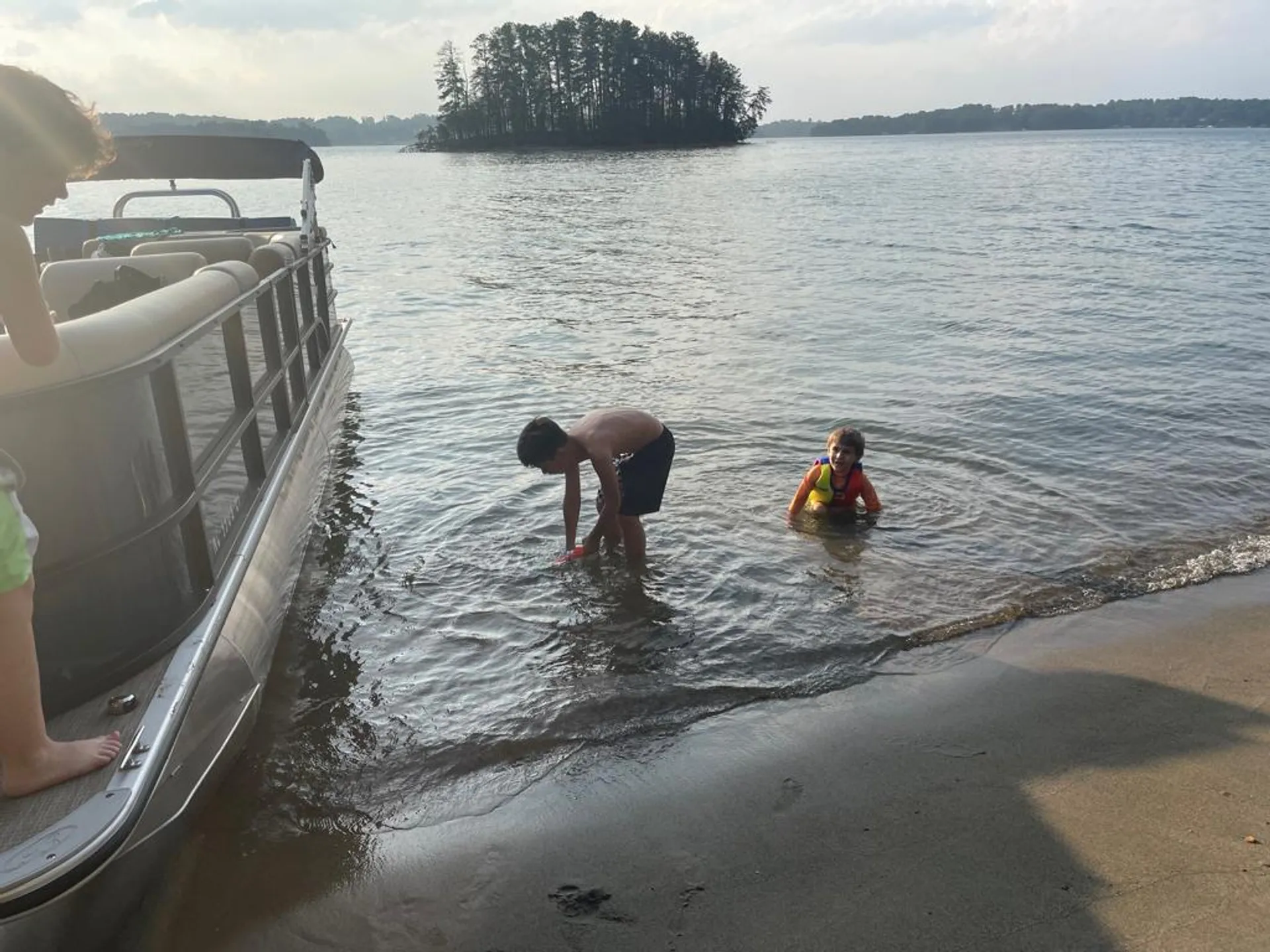 🌊 2022 Bentley 24ft Pontoon Boat for Rent – Seats 16! ⛵️