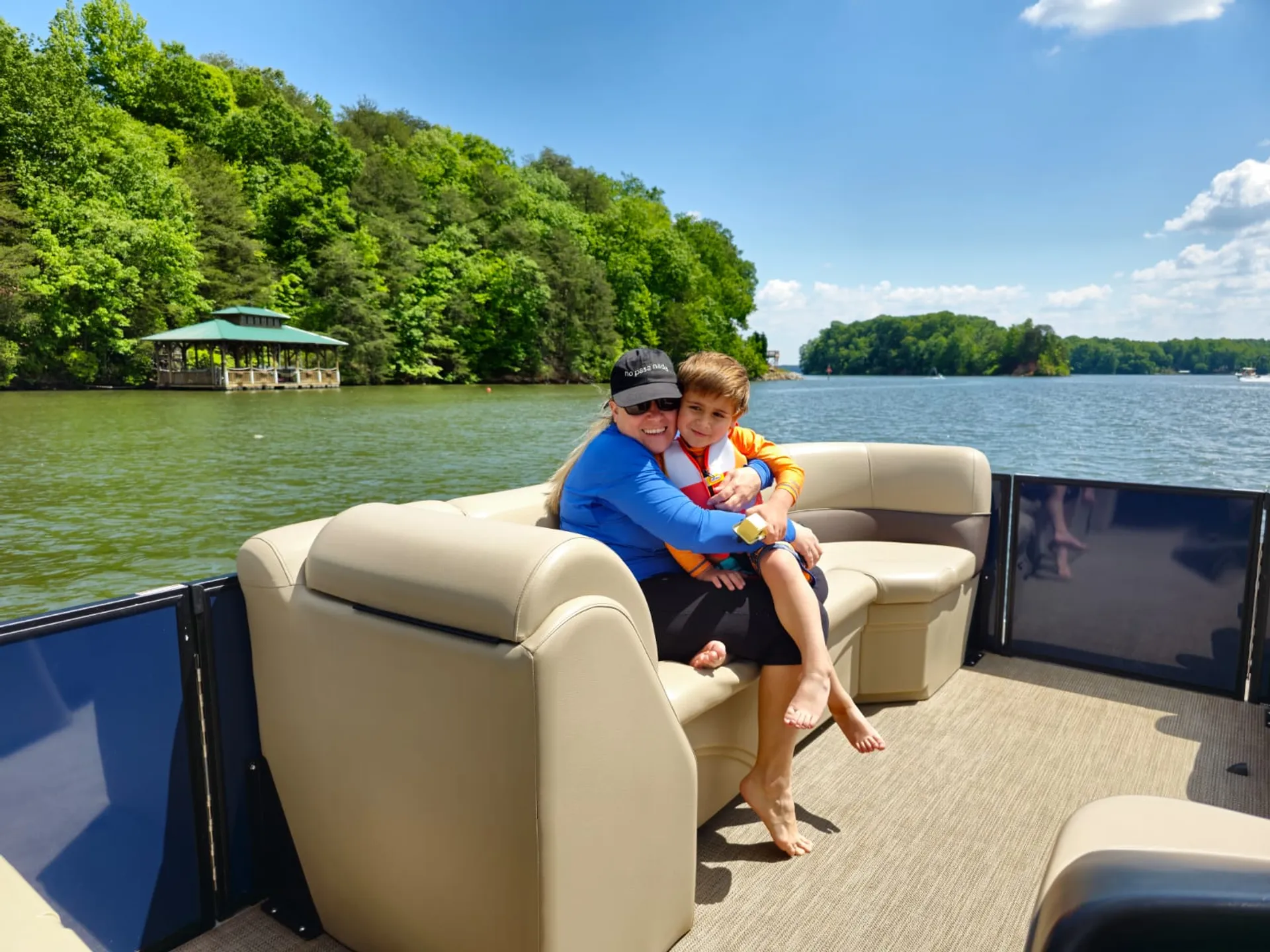 🌊 2022 Bentley 24ft Pontoon Boat for Rent – Seats 16! ⛵️