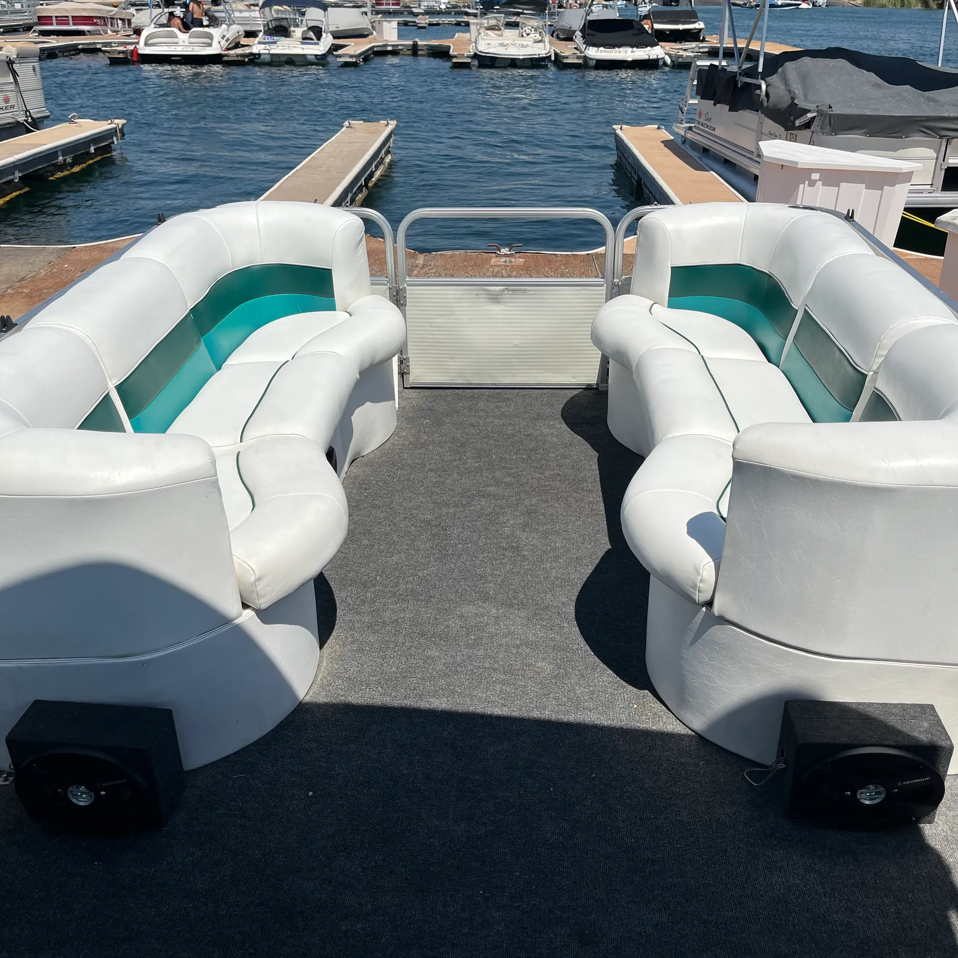 24’ Suncrusier Tri-toon 