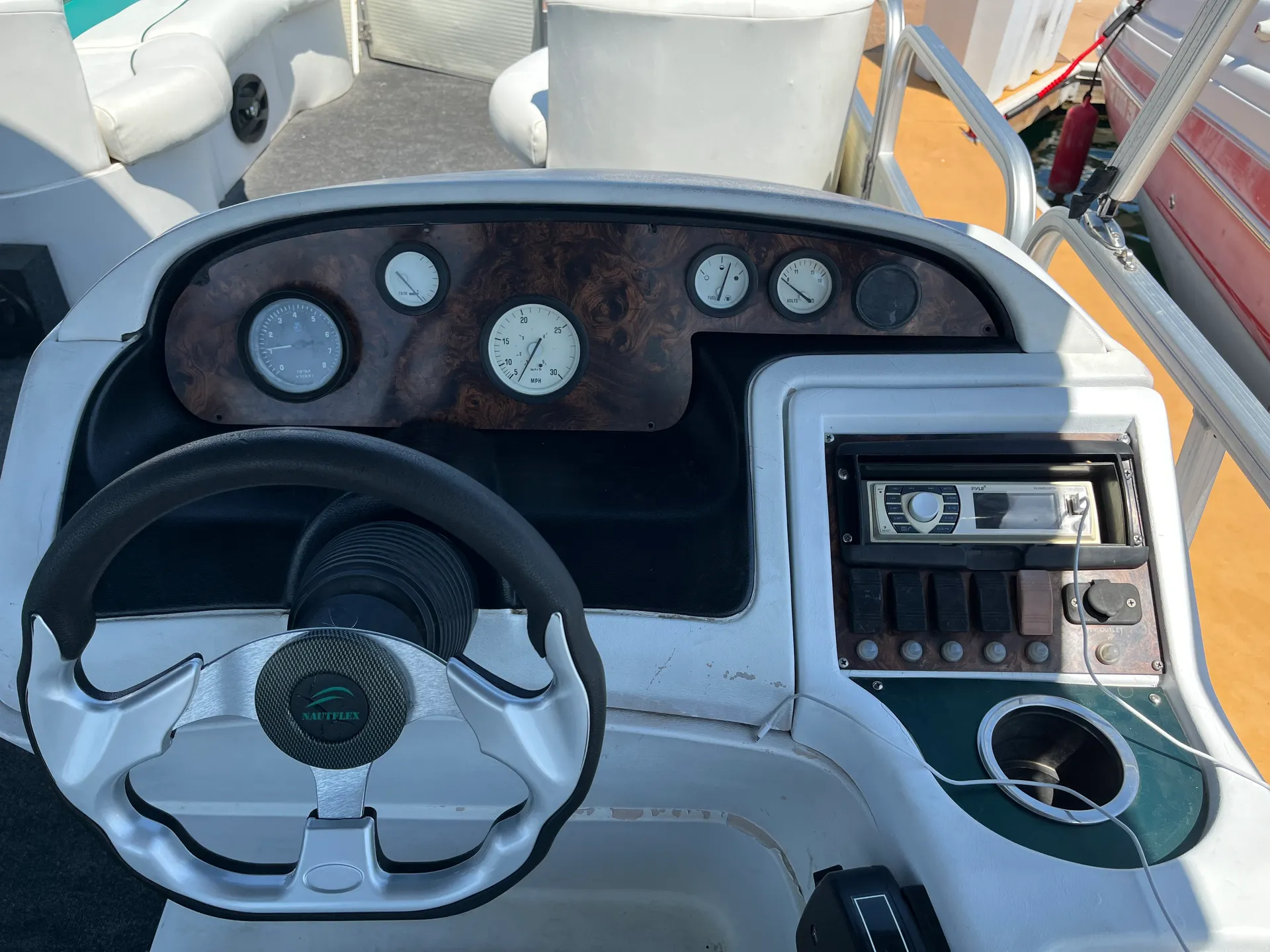 24’ Suncrusier Tri-toon 