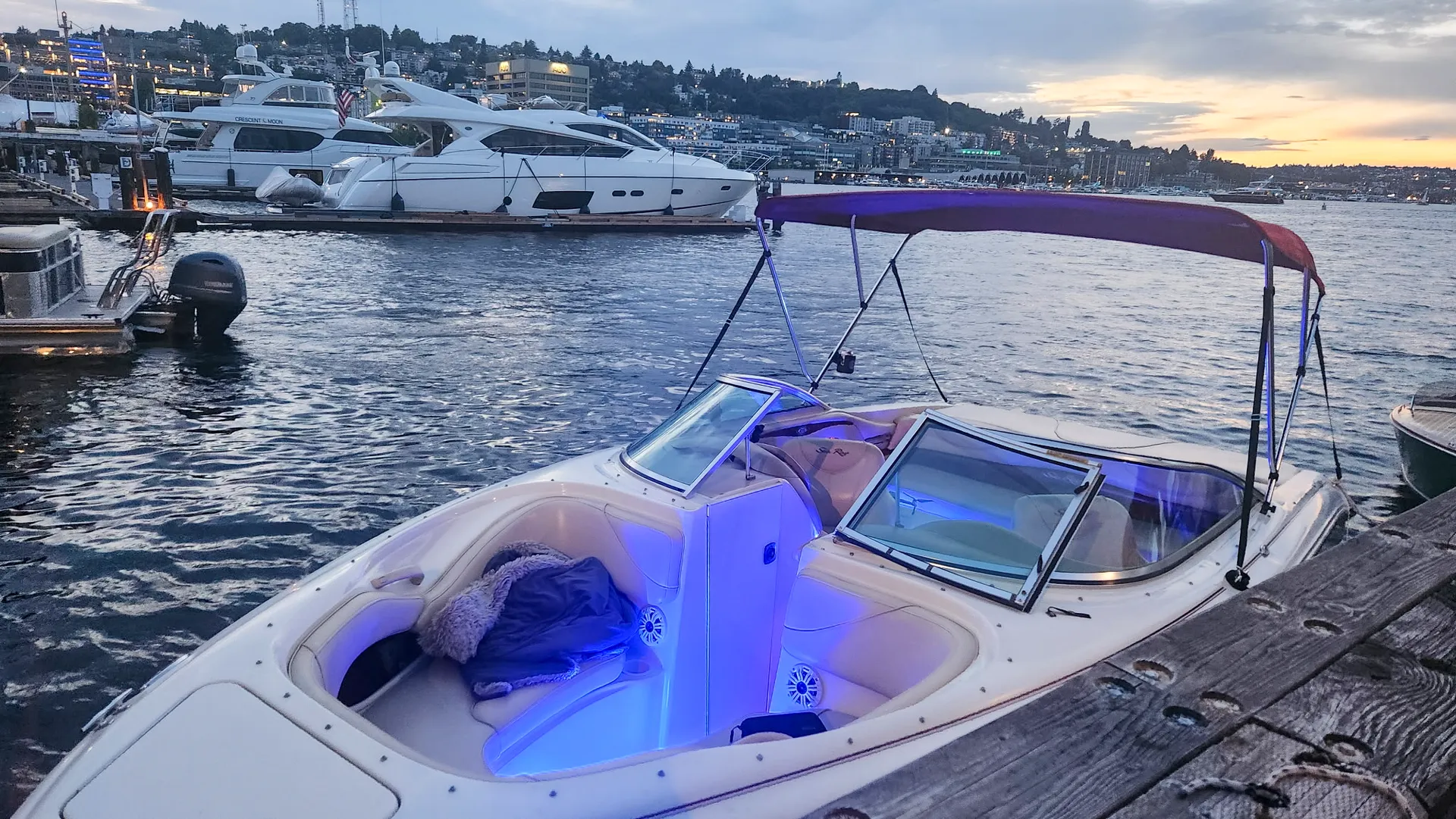 🌅 Sunset-Ready 21' Sea Ray — Bluetooth, Bimini, Cruising + Tubing Add