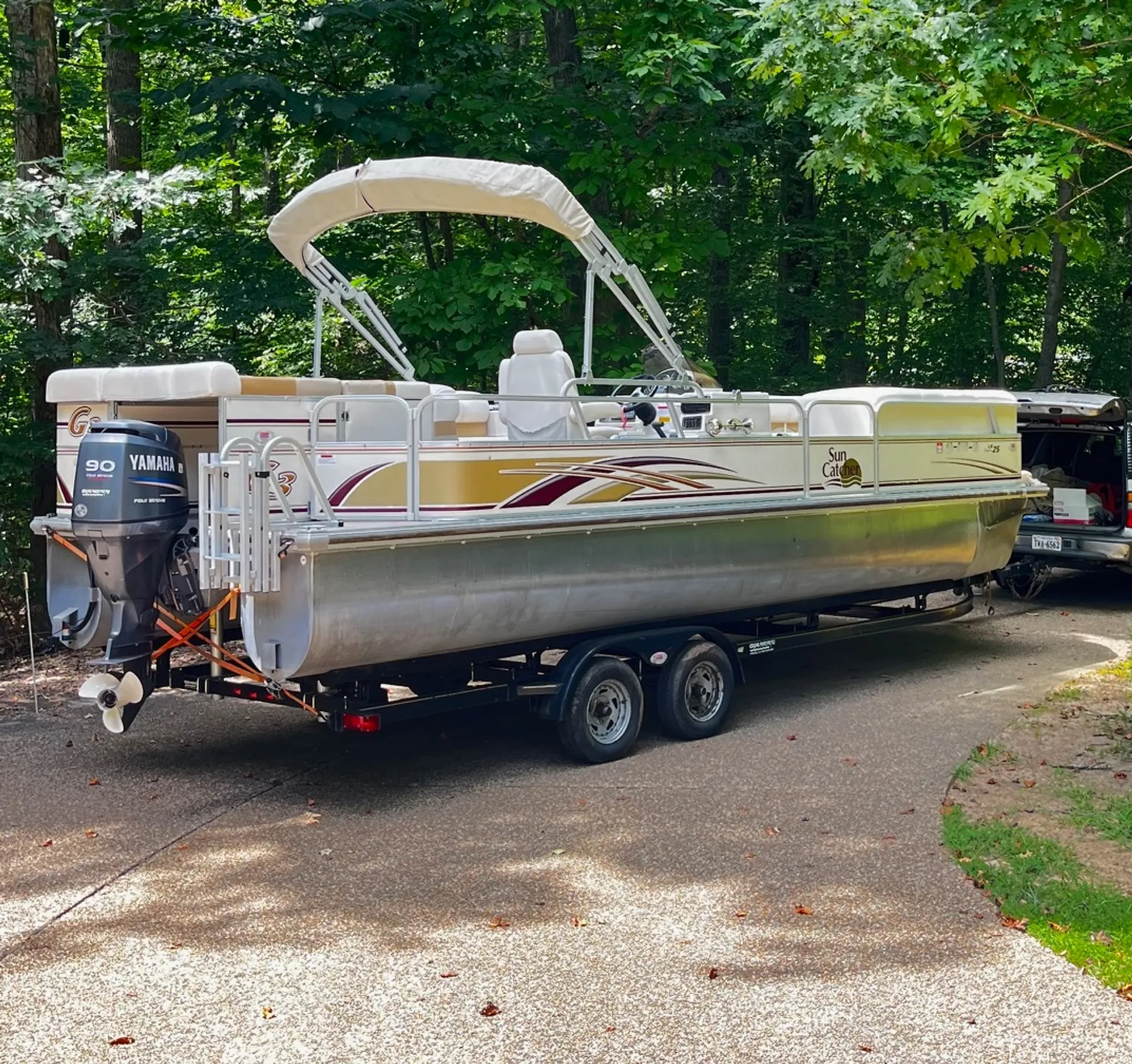 Luxurious 25ft G3 Sun Catcher Pontoon Boat, 12 People, Private Side