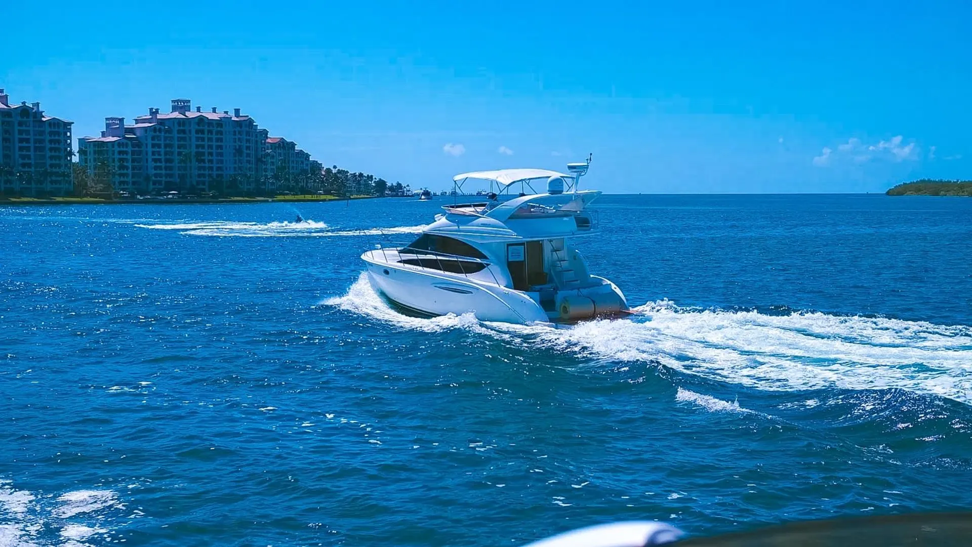 Meridian Yachts 391 Sedan in Miami Beach, FL — photo 3