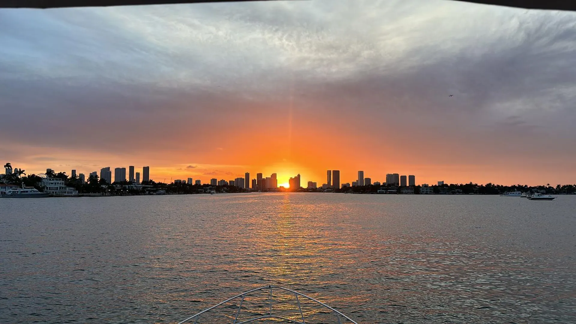 Luxury Flybridge Yatch in Biscayne Bay