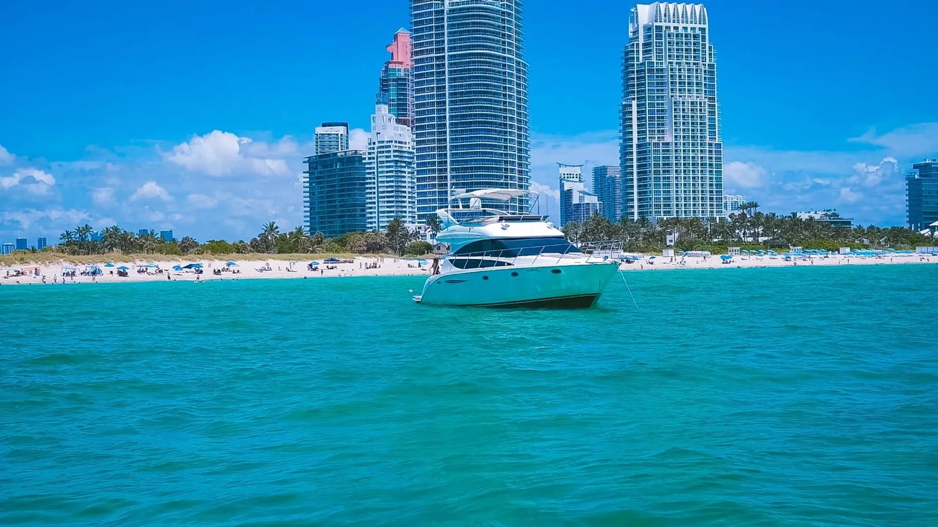 Luxury Flybridge Yatch in Biscayne Bay