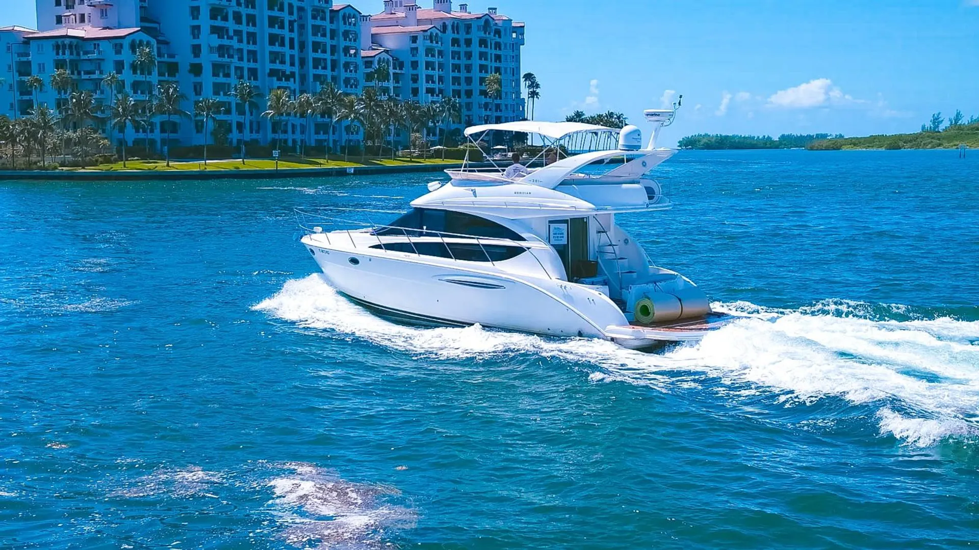 Luxury Flybridge Yatch in Biscayne Bay