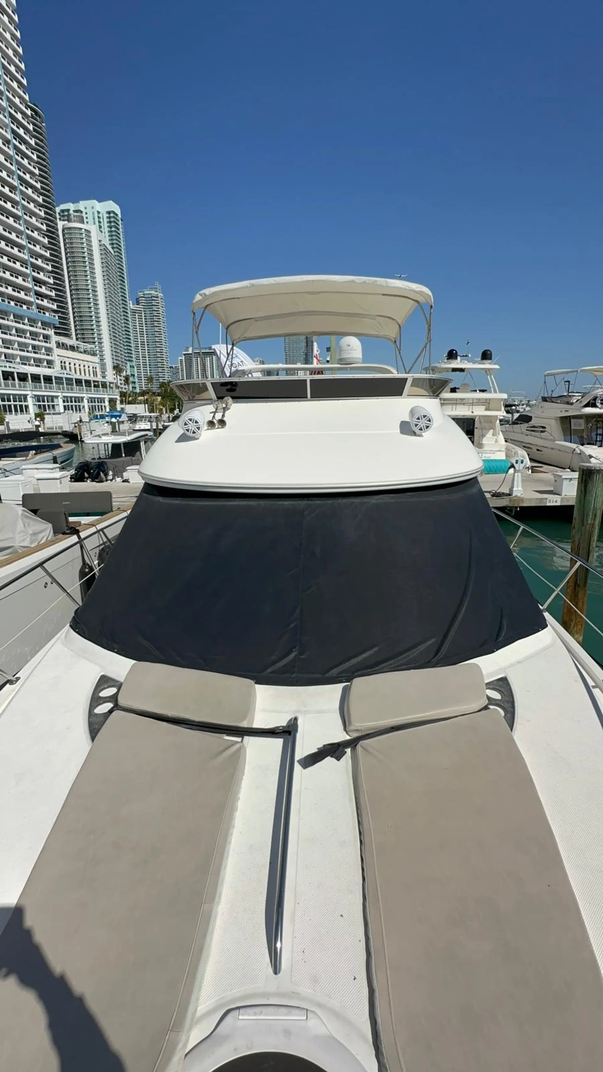 Luxury Flybridge Yatch in Biscayne Bay