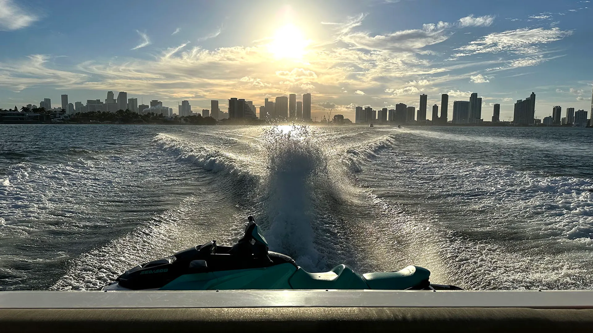 68ft Azimut Flybridge – Luxury Miami, Bahamas The Keys Yacht Charter