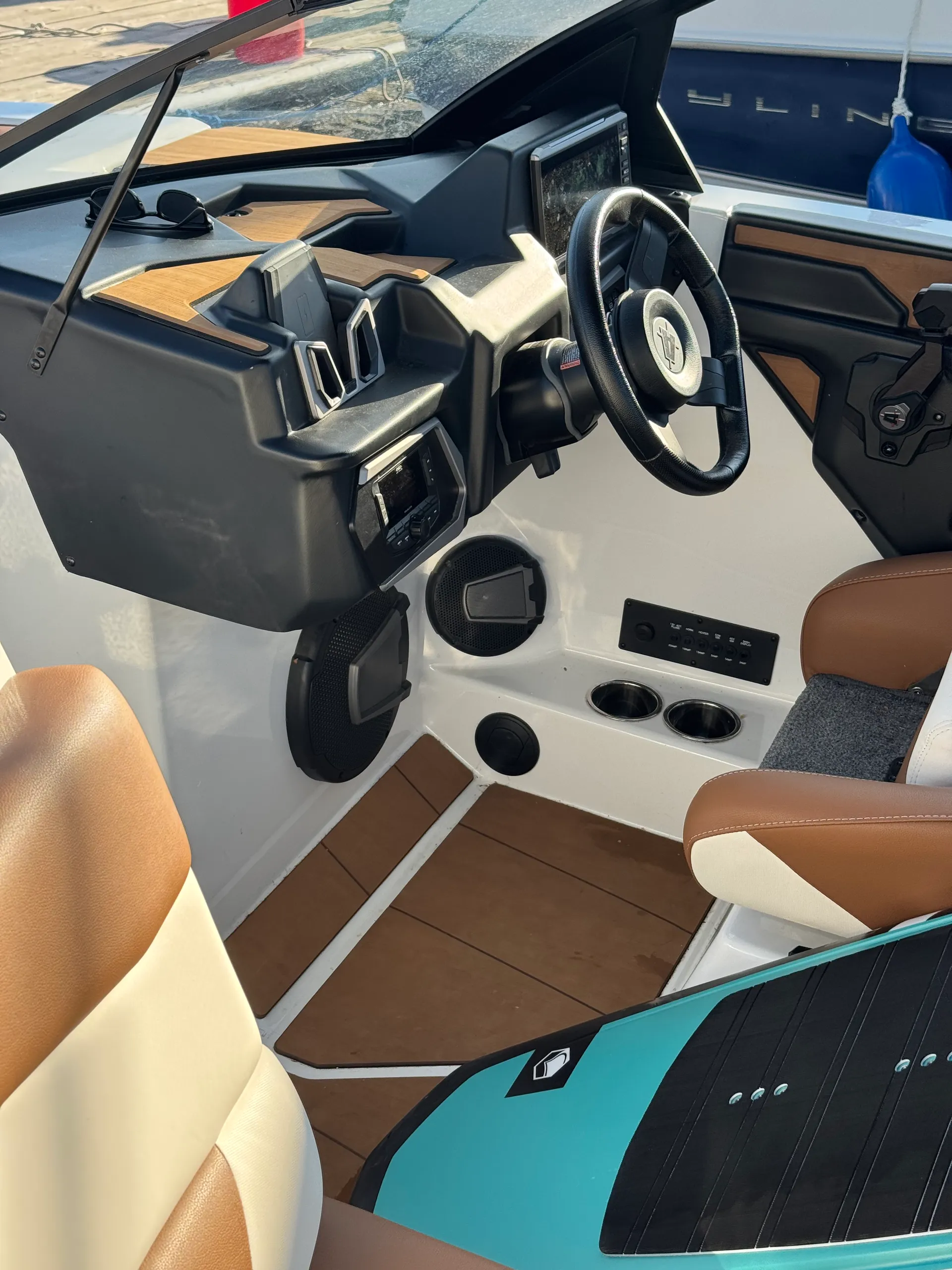 2024 Axis T235 wakesurf (16 people)