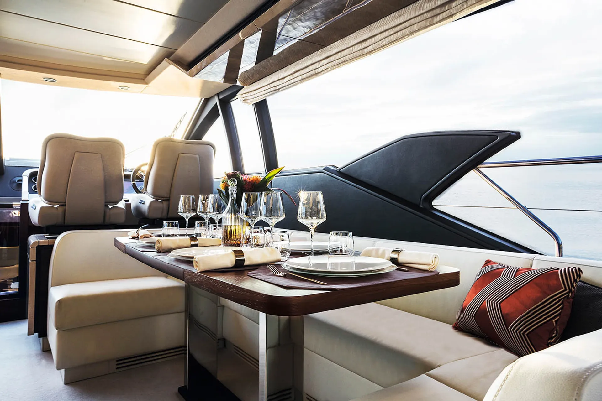 68ft Azimut Flybridge – Luxury Miami, Bahamas The Keys Yacht Charter